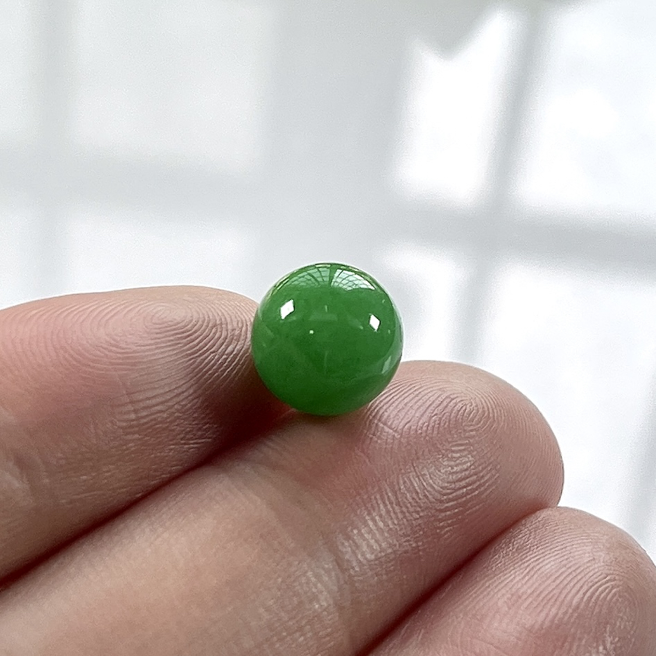 收藏级别，缅甸天然翡翠A货，卡10.2冰润满绿阳绿圆珠单珠一颗，尺寸：10.2mm/1颗，重量：1.88g