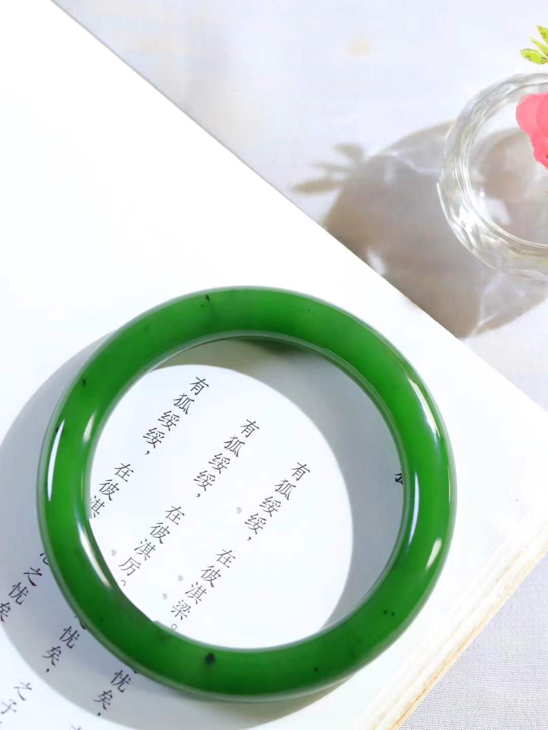 【碧色荡漾·手镯】

精品和田玉碧玉圆条手镯，玉质细腻温润，手感舒适，️线条流畅，简约大气，美自天成，佩戴于腕间，婉约之美，举手投足间透出那份低调奢华，醉人心扉。重49.6克  内径圈口56.5mm  尺寸10-10mm  FDA-66373133