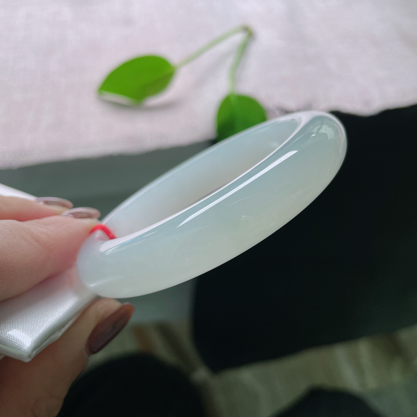 54.8/12.5/8.9，白月光正圈，白翡如霜，清辉如月，腕间一镯，便揽尽了世间所有的温柔皎洁。