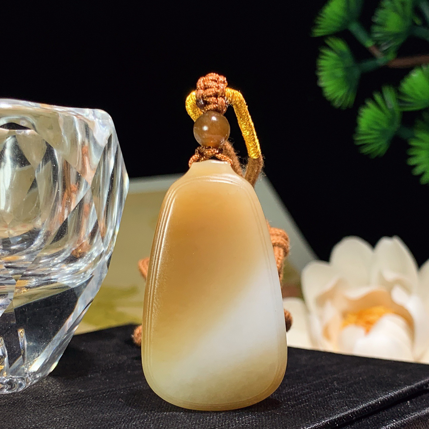 新疆和田玉且末糖平安无事牌挂件 尺寸39/23/9重18克，玉质细腻油润 底色纯净 脂粉好，品质好！