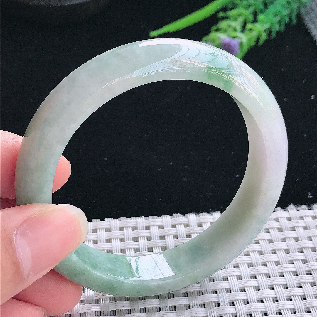实拍A货翡翠56/13.2/8.2老坑秀气温润浅绿色手镯玉镯手环
