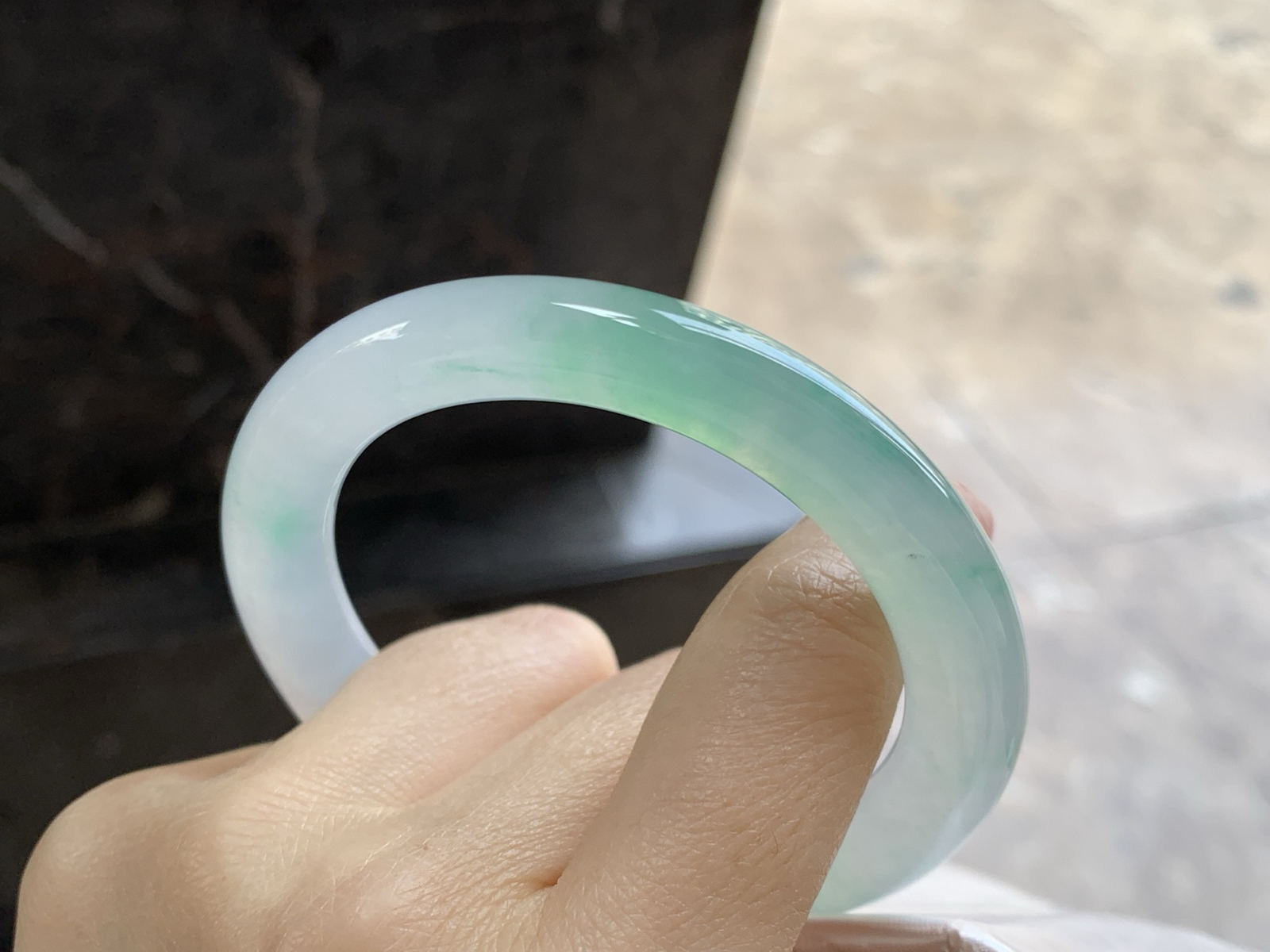 54.5-10

冰种带色圆条手镯^_^
有种有色～上手漂亮