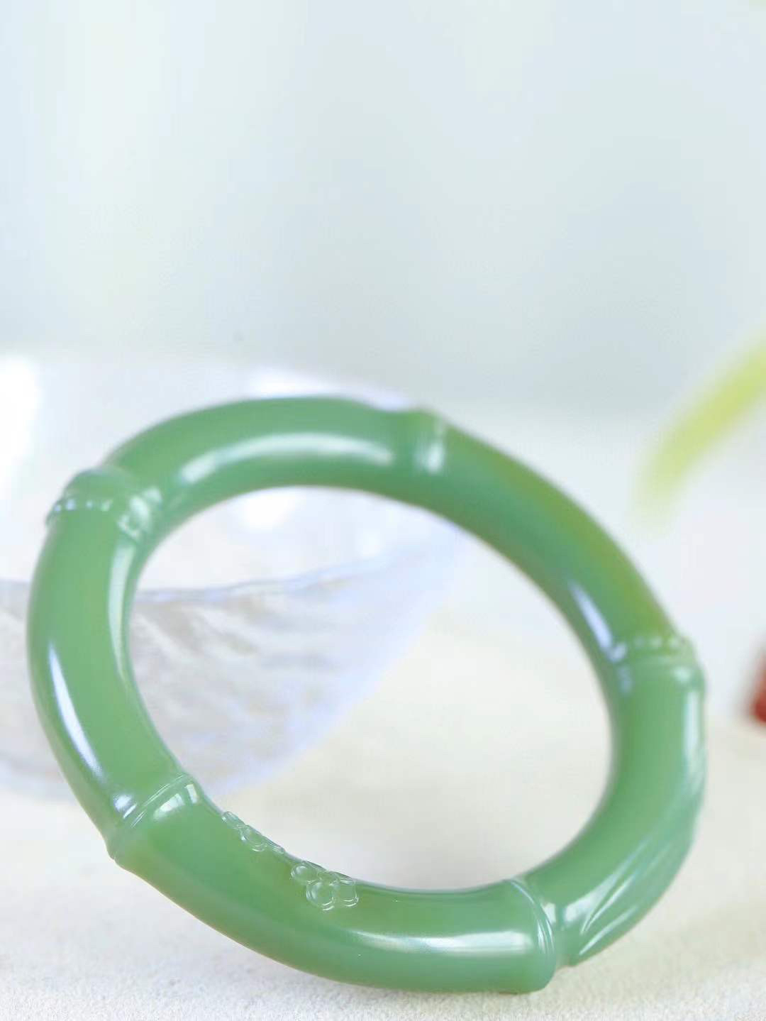 【节节高升.手镯】

精品和田玉碧玉竹手镯，玉质温润细腻，苏工精雕竹节，竹子品德高尚，生而有节，象征气节正直、不屈不俗。竹叶纤秀俊逸，舒展自如，迎风摇曳，柔美清逸，清新典雅。️整器画面空灵简洁佩于胸前，寓意祝福，高风亮节，步步高升。
内径56mm尺寸10.5-11.6mm重63.3克99363177T