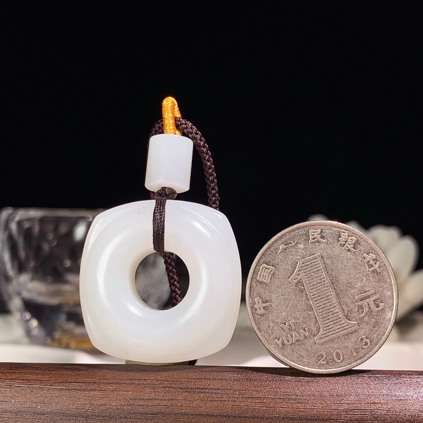 新疆和田玉羊脂白四方平安扣玉棕挂件 尺寸27/12重19克，玉质细腻油润 底色纯净 脂粉好，品质好！lt260330