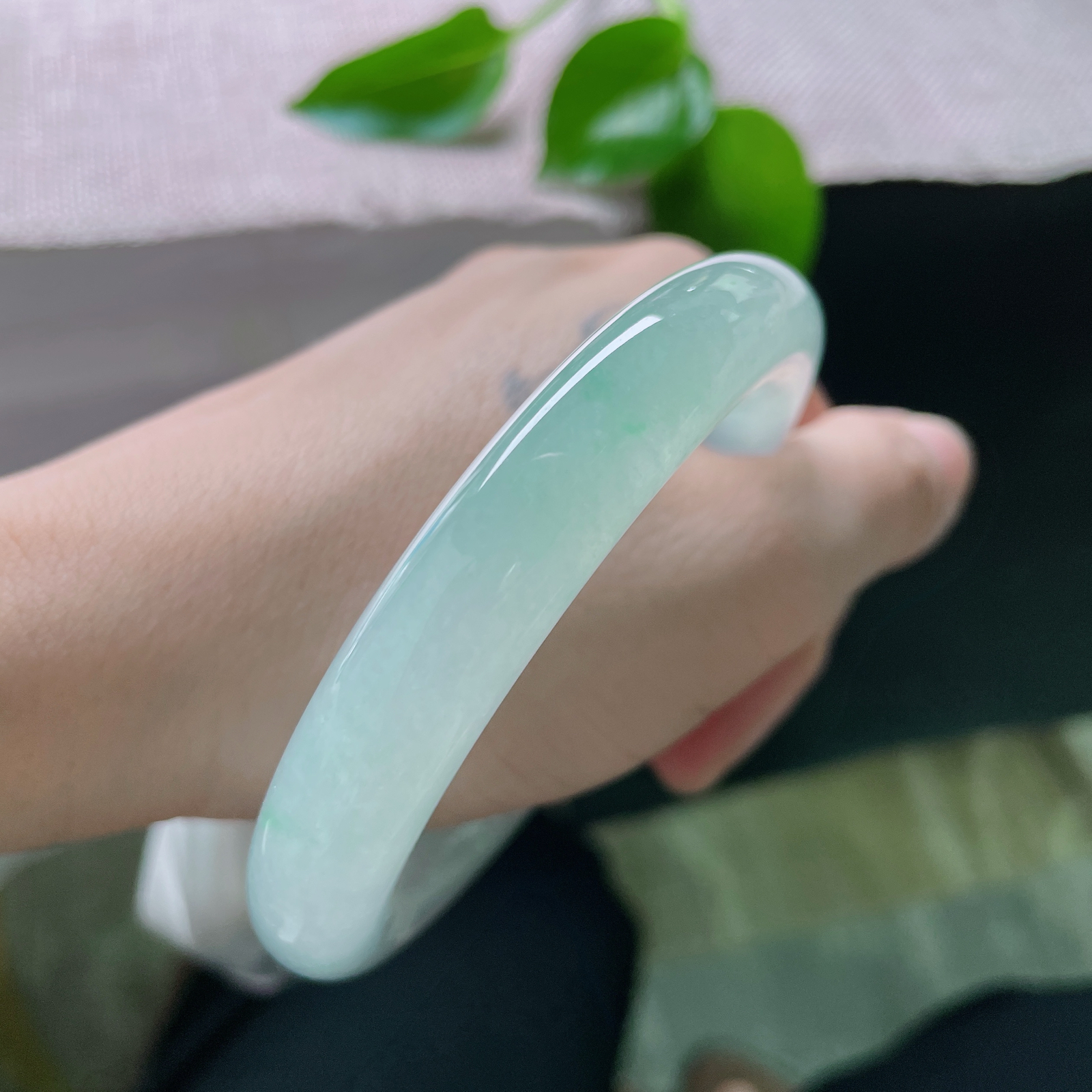 55.5/11.4，冰晴底圆条，集清透、淡彩、圆润于一身，气质担当，无暇