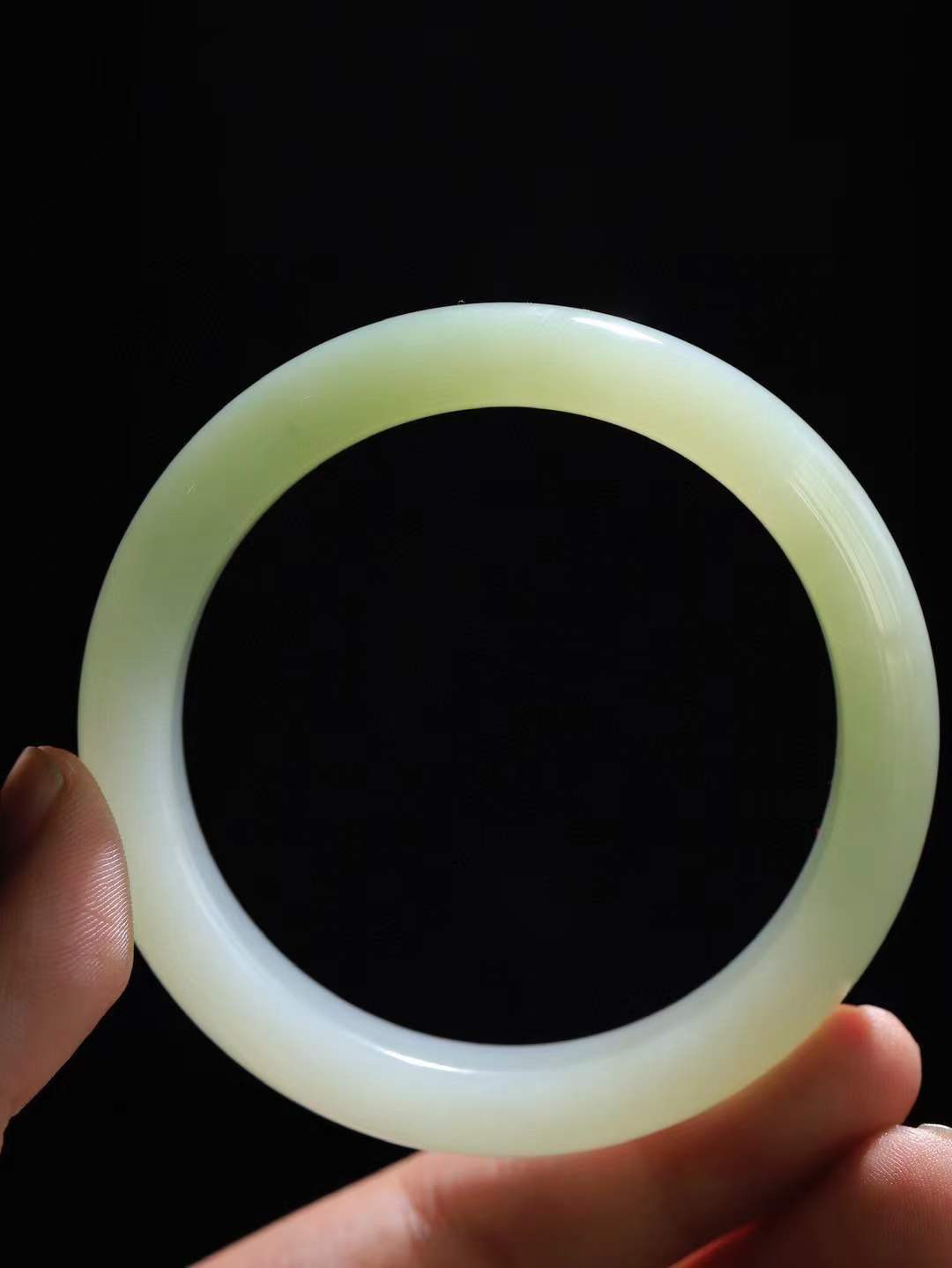 【温润于心.手镯】

精品️和田玉晴水手镯，如晴水般清澈，似晴空般纯净。每一缕纹理都诉说着大自然的馈赠，温润细腻，触手生温。佩戴它，仿佛将一片宁静的晴水湖戴在腕间，优雅从容，气质非凡。重58.2克  尺寸57-12.8-9mm  55343100T