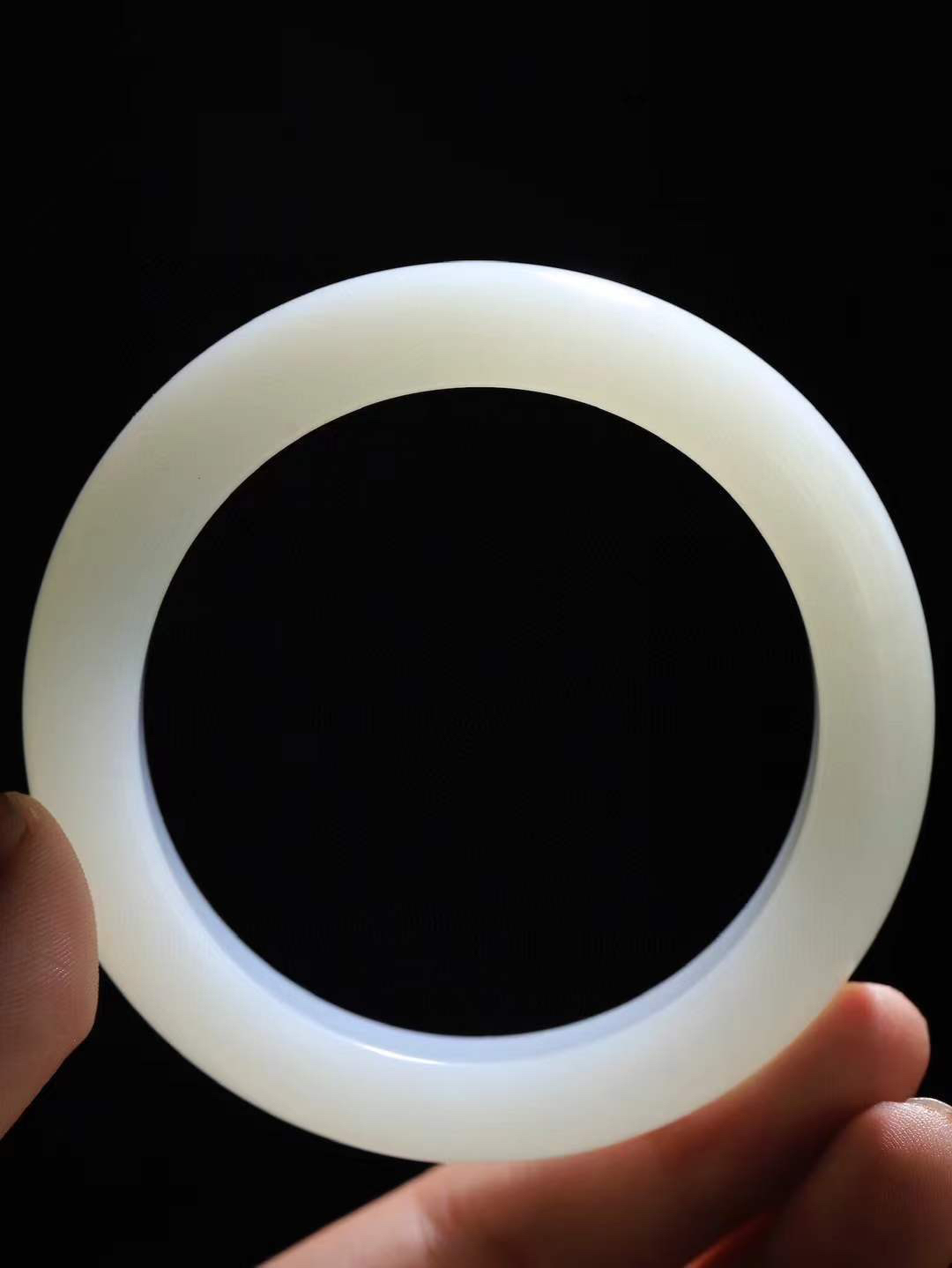 （一见倾心.手镯）

收藏级臻品️和田玉白玉手镯，玉质温润细腻 油性十足 手感舒适，高华雅逸，线条流畅，简约大气，美自天成，素雅高贵。佩戴于腕间，婉约之美，举手投足间透出那低调奢华。重84克  尺寸59-15.3-10.4mm16353130T