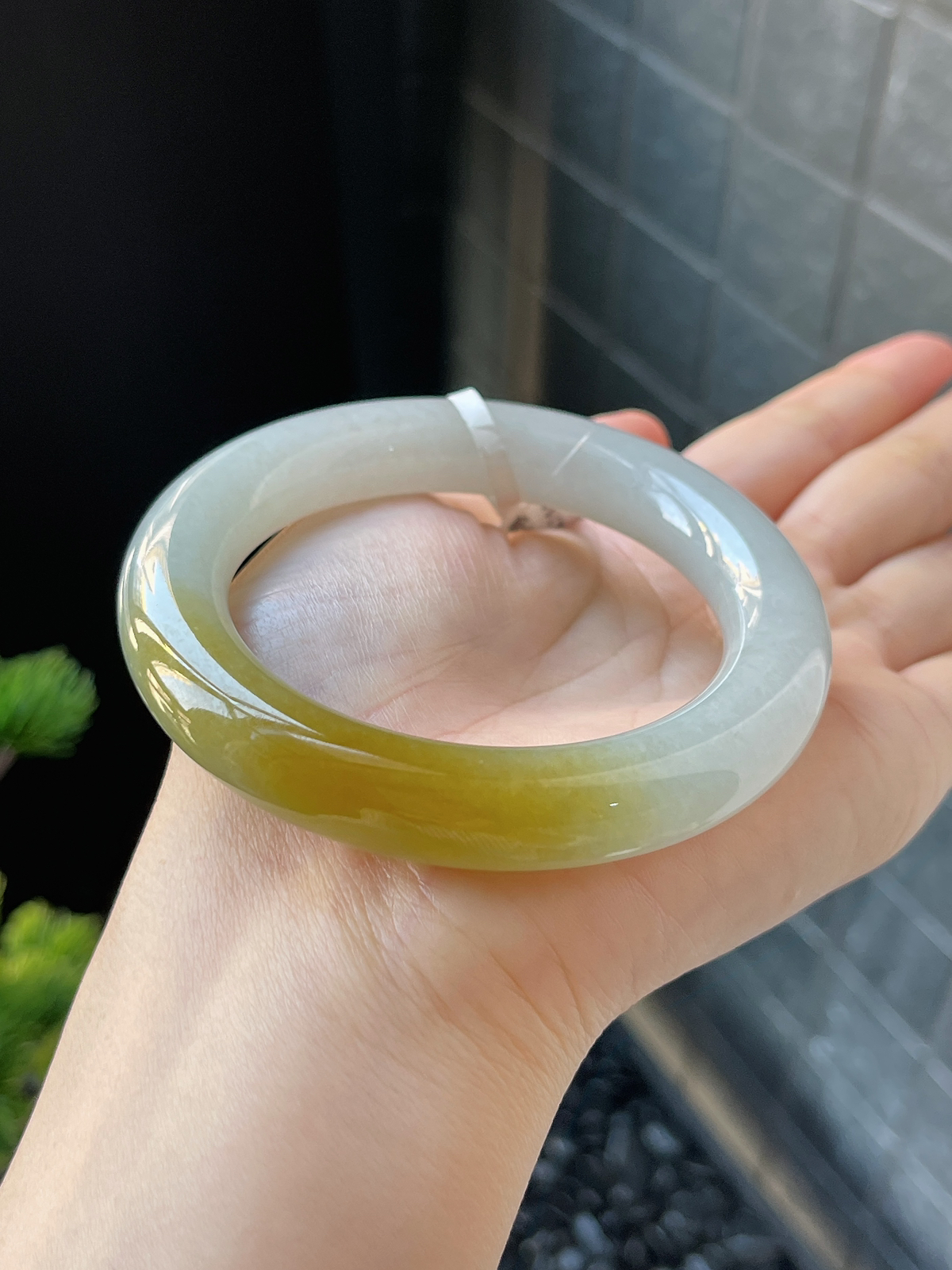 圆镯54.7圈口，翡翠冰糯种淡黄色手镯