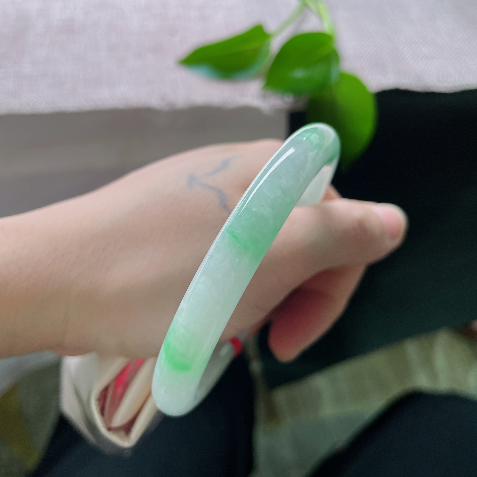 58/9.2，飘绿圆条，翠色鲜艳夺目，光彩照人，肉质细腻干净