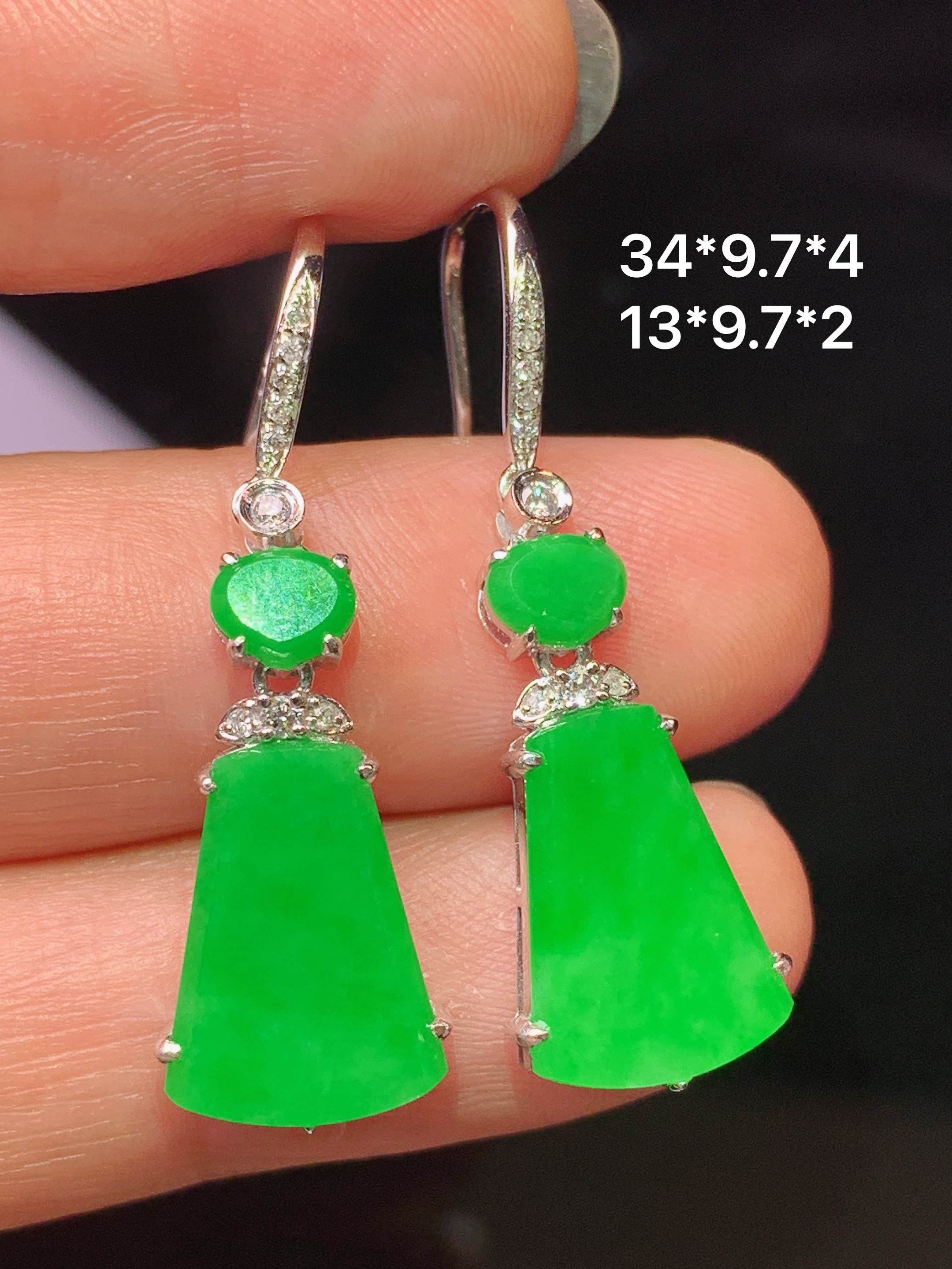 18k金钻镶嵌翠绿无事牌吊坠 玉质细腻 色泽艳丽清新 水润亮眼 整体尺寸34*9.7*4f1