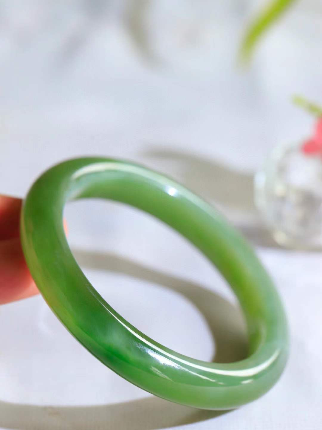 【温润如心.镯】

精品和田玉碧玉猫眼手镯，精选上等碧玉料，色泽清透，质地细腻。佩戴它，感受千年玉文化的温润与优雅，愿它为您带来平安与幸福。重57.8克  尺寸59-11.6-9.2mm  10353111A