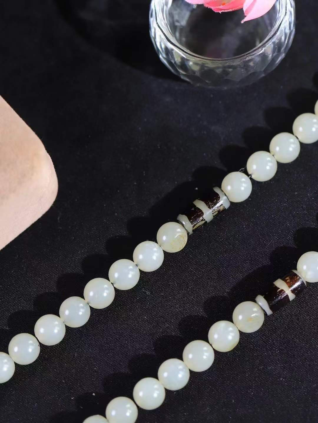 【籽.链.108】

新疆和田籽料圆珠挂链 玉质温润细腻 油性十足 佩戴舒适。珠珠落玉盘，间关莺语花底滑，一生美好时光，无论身在何处，都有它相伴相守。事事顺遂，幸福美满，吉祥如意。重93.7克 尺寸取一8mm FDL-44303133