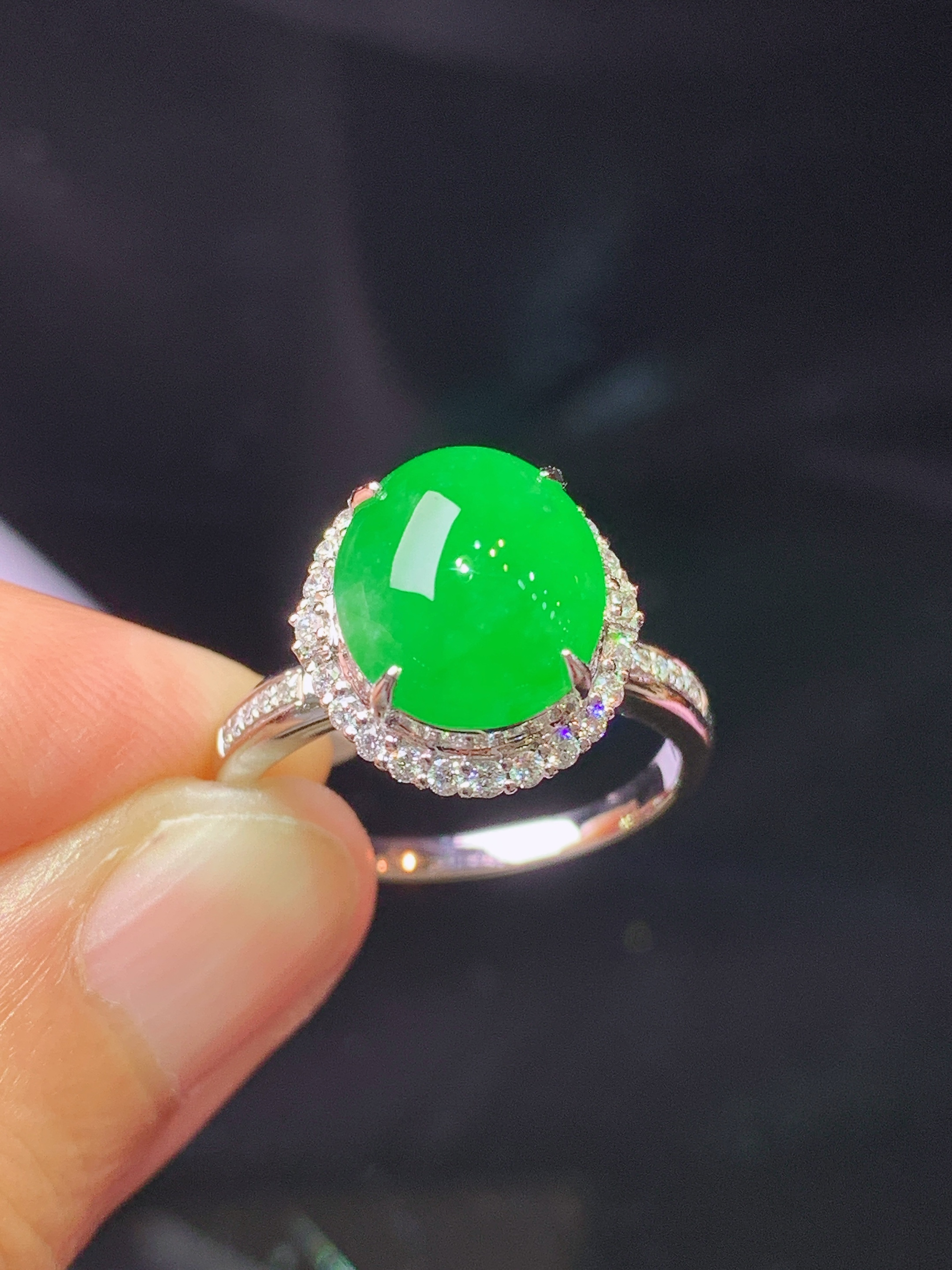 18k金钻镶嵌满绿蛋面戒指 玉质细腻 色泽艳丽清新 水润亮眼 圈口14 整体尺寸13.5*12.6*10f1