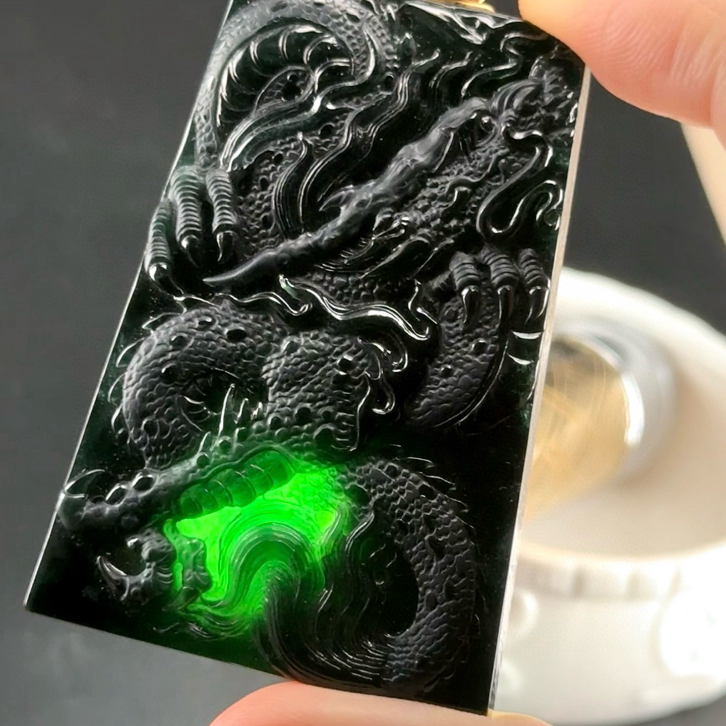 精品18k墨翠龙牌 种好色正 黑度极好 打灯通透 油性十足 尺寸61.1