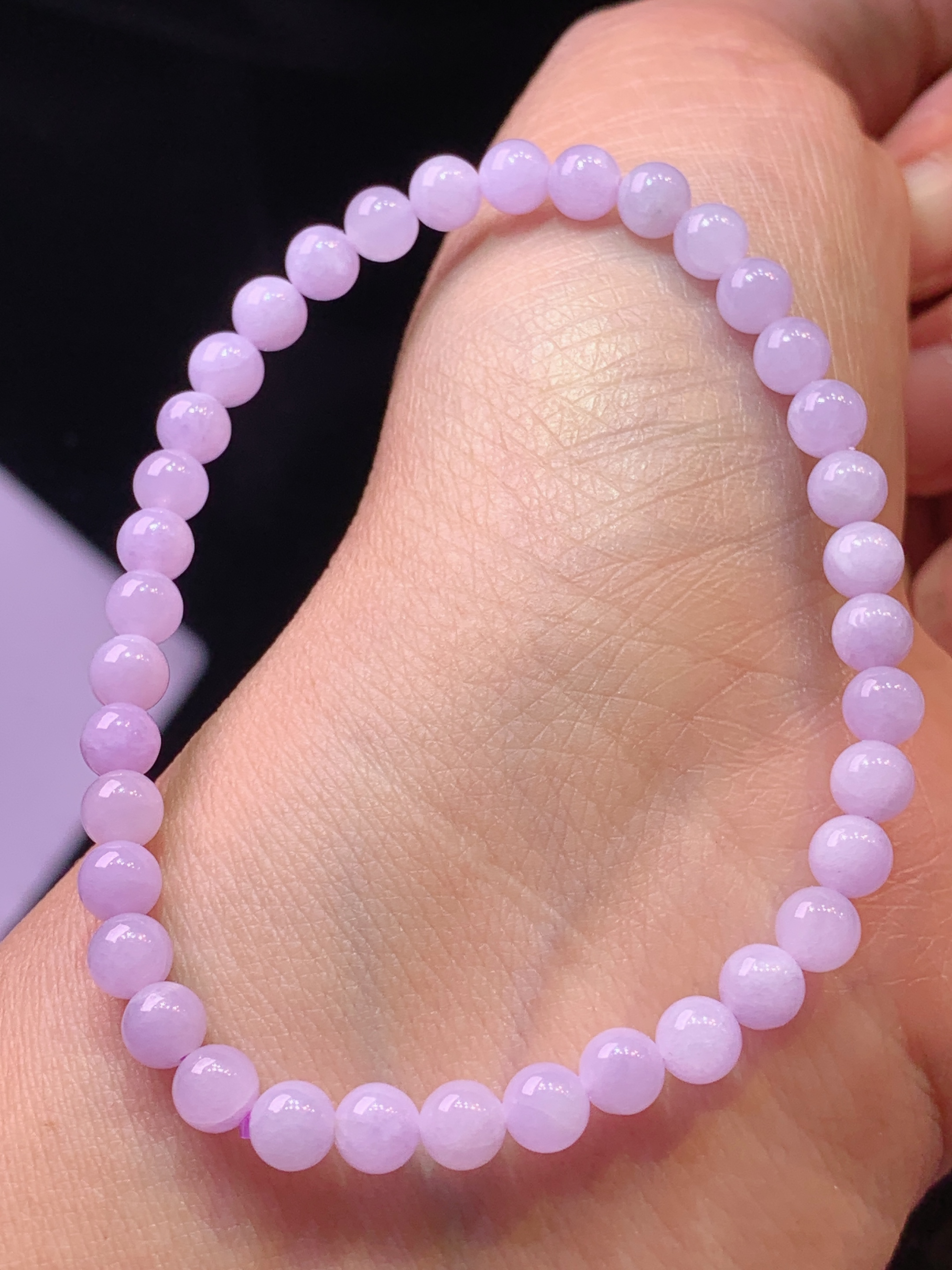 翠绿圆珠手链 玉质细腻 色泽艳丽清新 水润亮眼 整体尺寸4.8m2