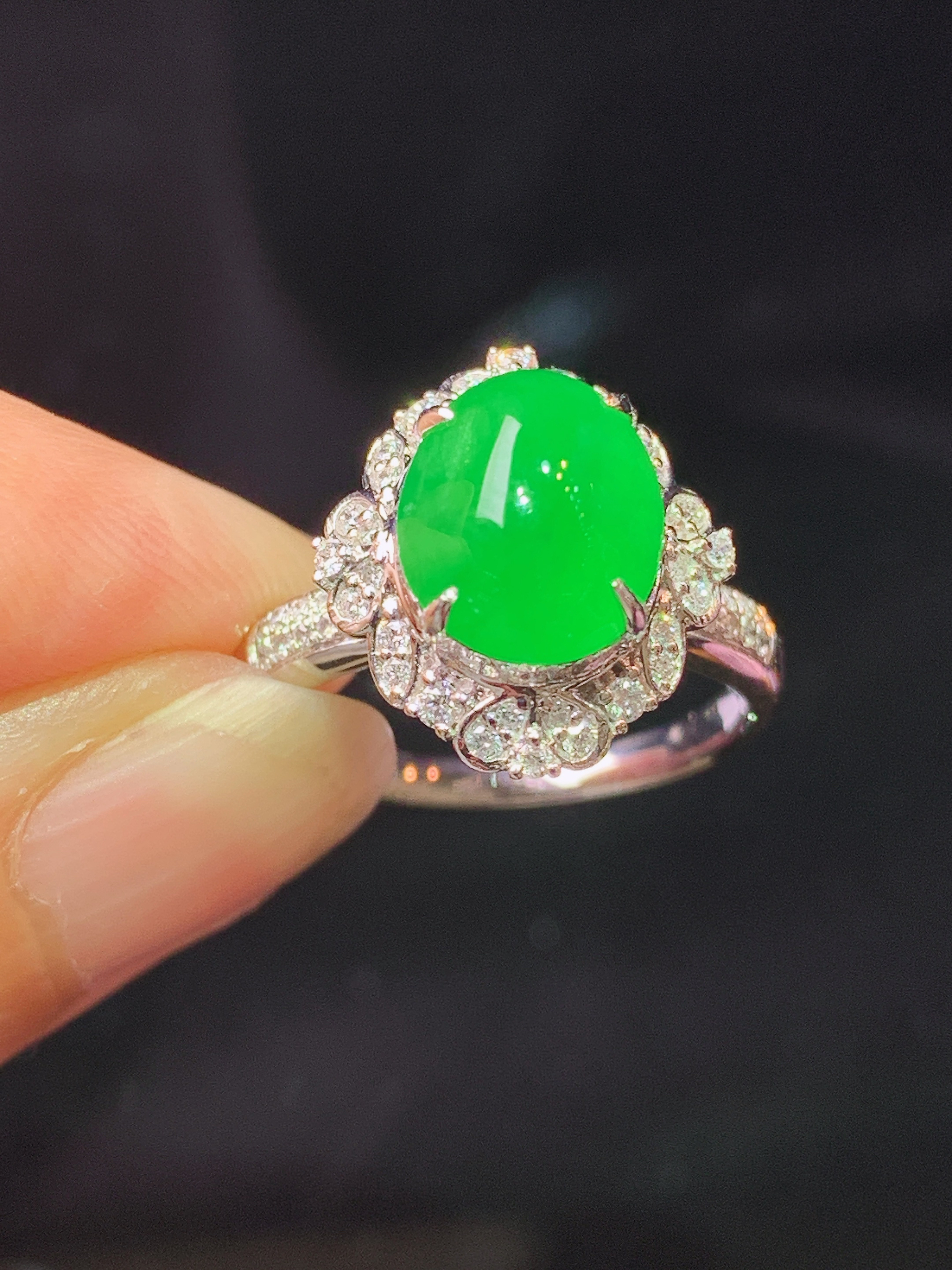 18k金钻镶嵌翠绿蛋面戒指 玉质细腻 色泽艳丽清新 水润亮眼 圈口14 整体尺寸15*13.5*11