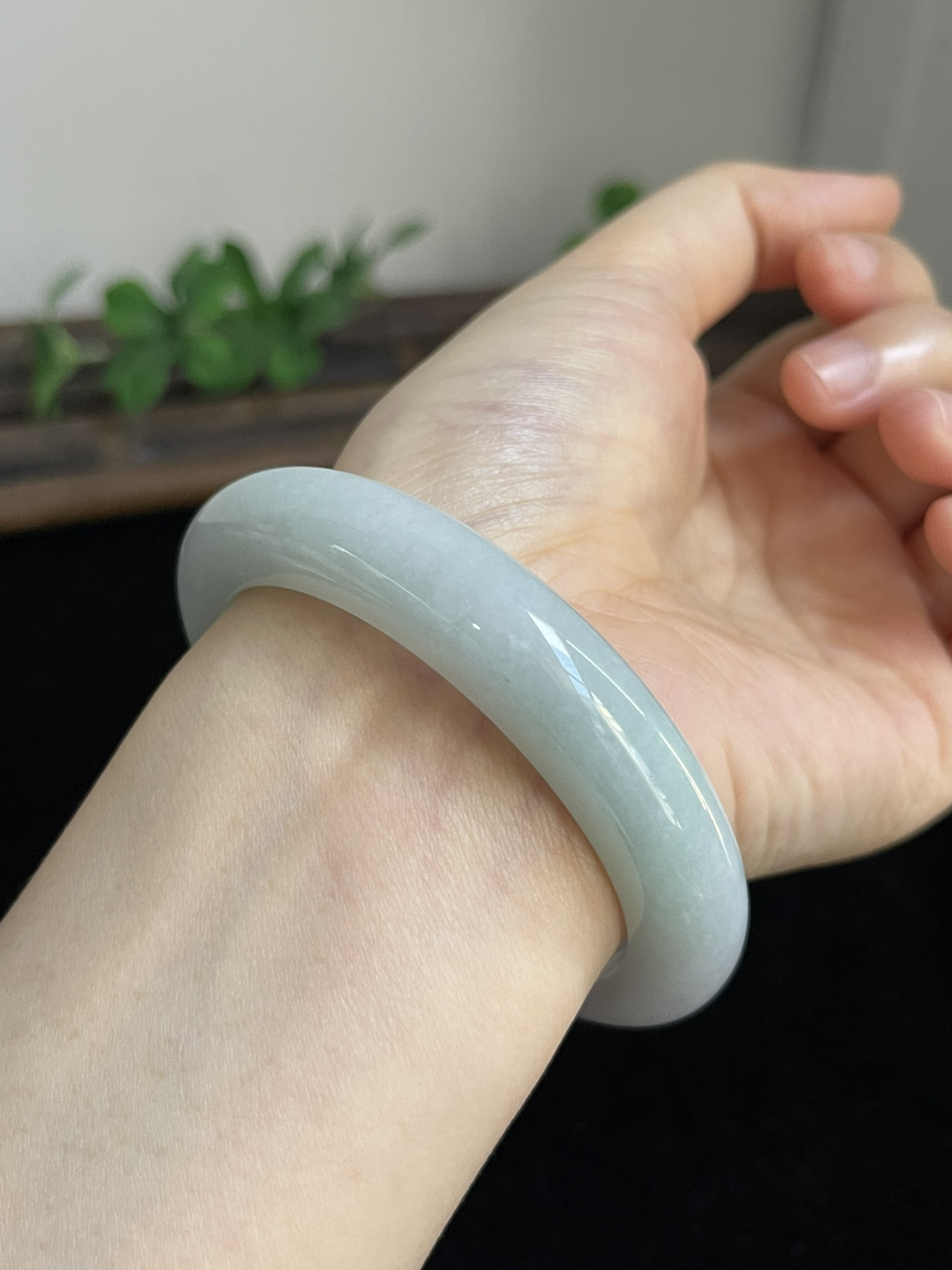 正圈57圈口，翡翠糯化种淡绿色手镯