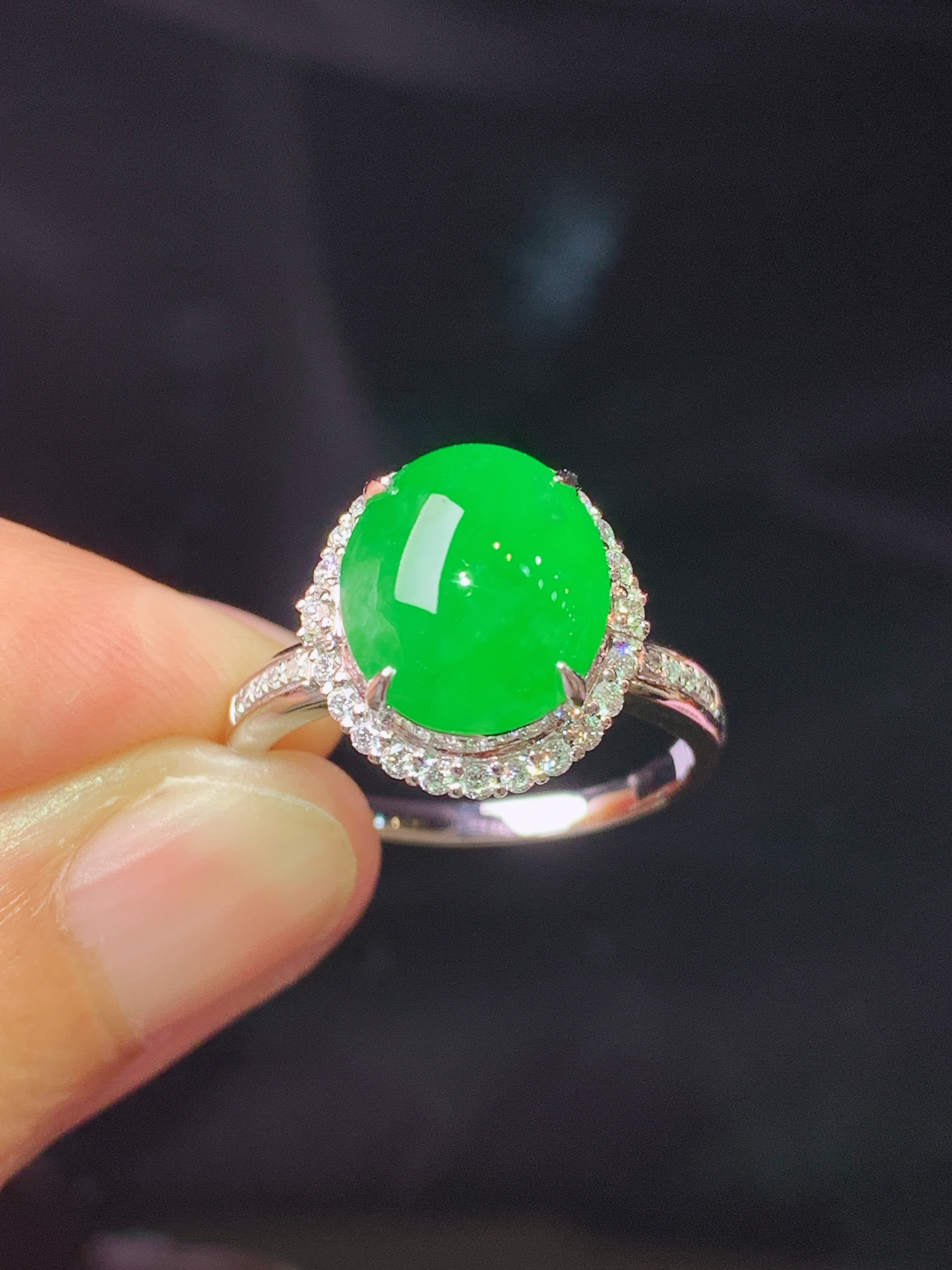 18k金钻镶嵌满绿蛋面戒指 玉质细腻 色泽艳丽清新 水润亮眼 圈口14 整体尺寸13.5*12.6*