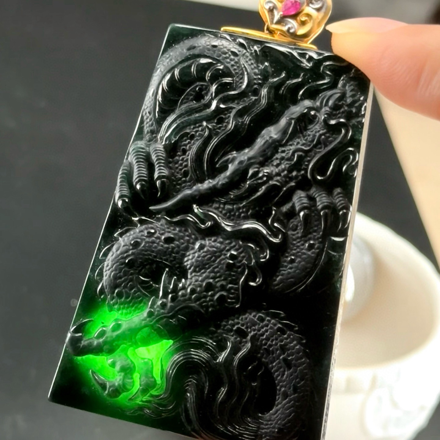 精品18k墨翠龙牌 种好色正 黑度极好 打灯通透 油性十足 尺寸61.1