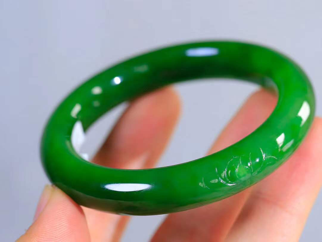 【荷韵.手镯】

精品和田玉碧玉荷韵手镯  玉质细腻温润 油润十足 莲花之高洁雅致，见她的人无不喜爱。花瓣玲珑，香气不浓不烈静静地点缀这欲说还休的季节予独爱莲之出淤泥而不染重58.3克   尺寸56-12.2-10mm   FDA-56373133