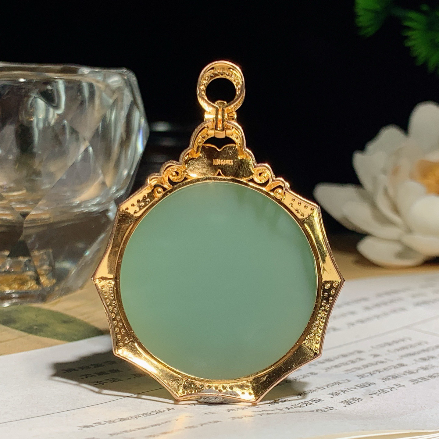 和田玉粉绿18k金俄罗斯碧玉圆牌挂件 尺寸32/15重29克，玉质细腻油润 底色纯净 脂粉好，品质好！lt260330