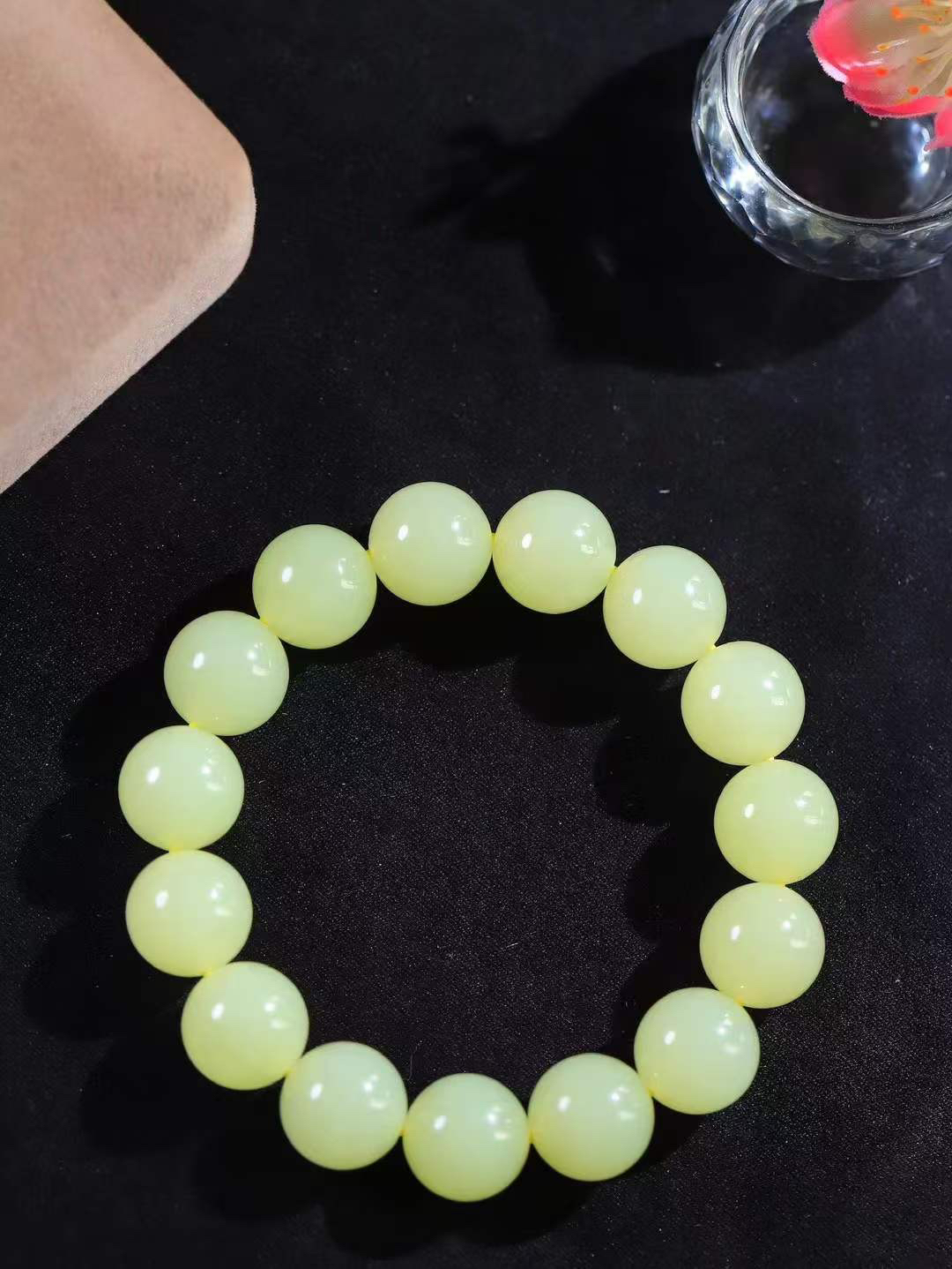 【珠圆玉润.手串】

精品️和田玉黄口珠圆玉润手串 玉质温润细腻  整串打磨圆润，佩戴舒适。珠珠落玉盘，间关莺语花底滑，一生美好时光，无论身在何处，都有它相伴相守。事事顺遂，幸福美满，吉祥如意。重65.2克 尺寸取一14mm  FDA-22362533