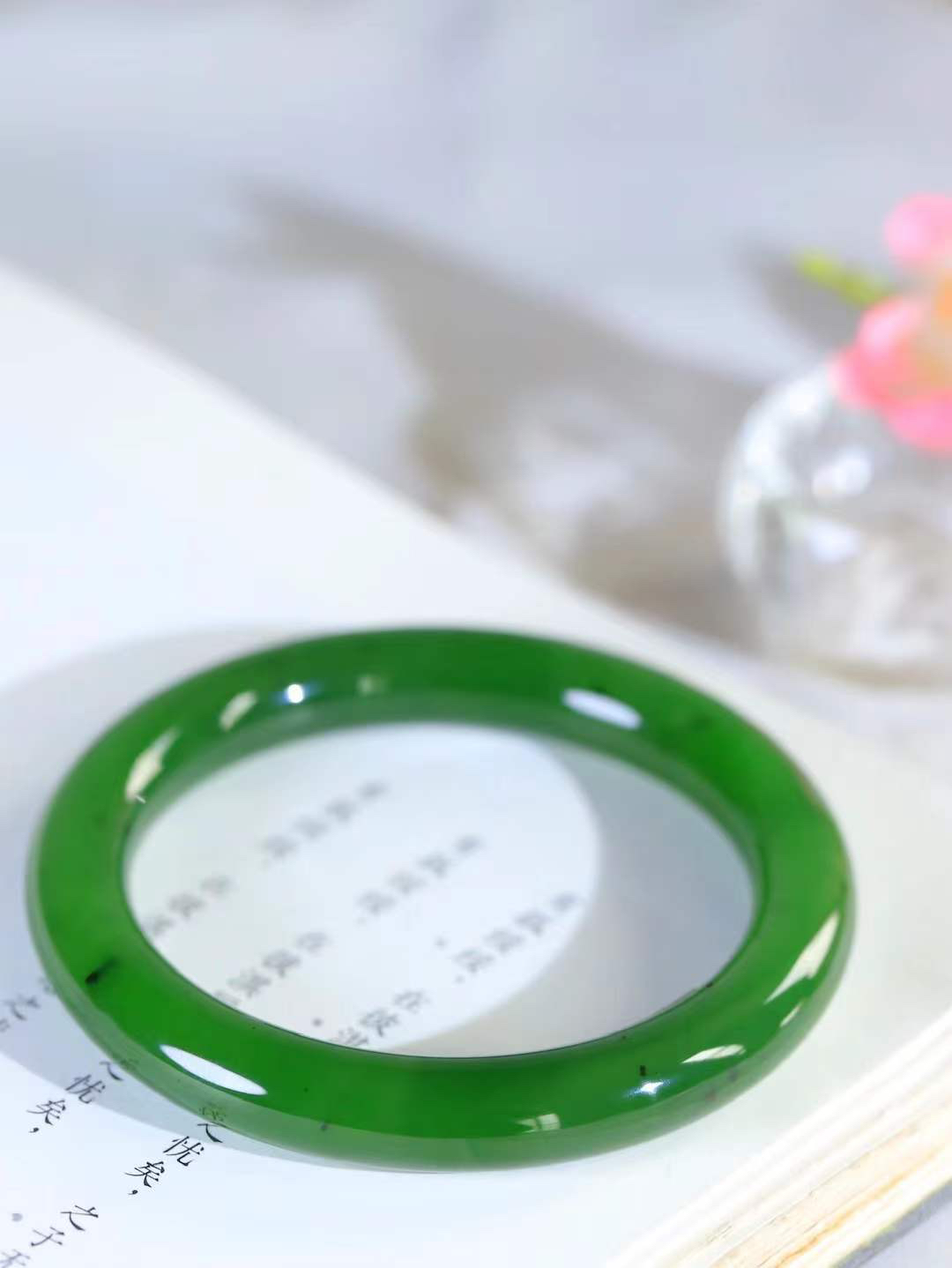 【碧色荡漾·手镯】

精品和田玉碧玉圆条手镯，玉质细腻温润，手感舒适，️线条流畅，简约大气，