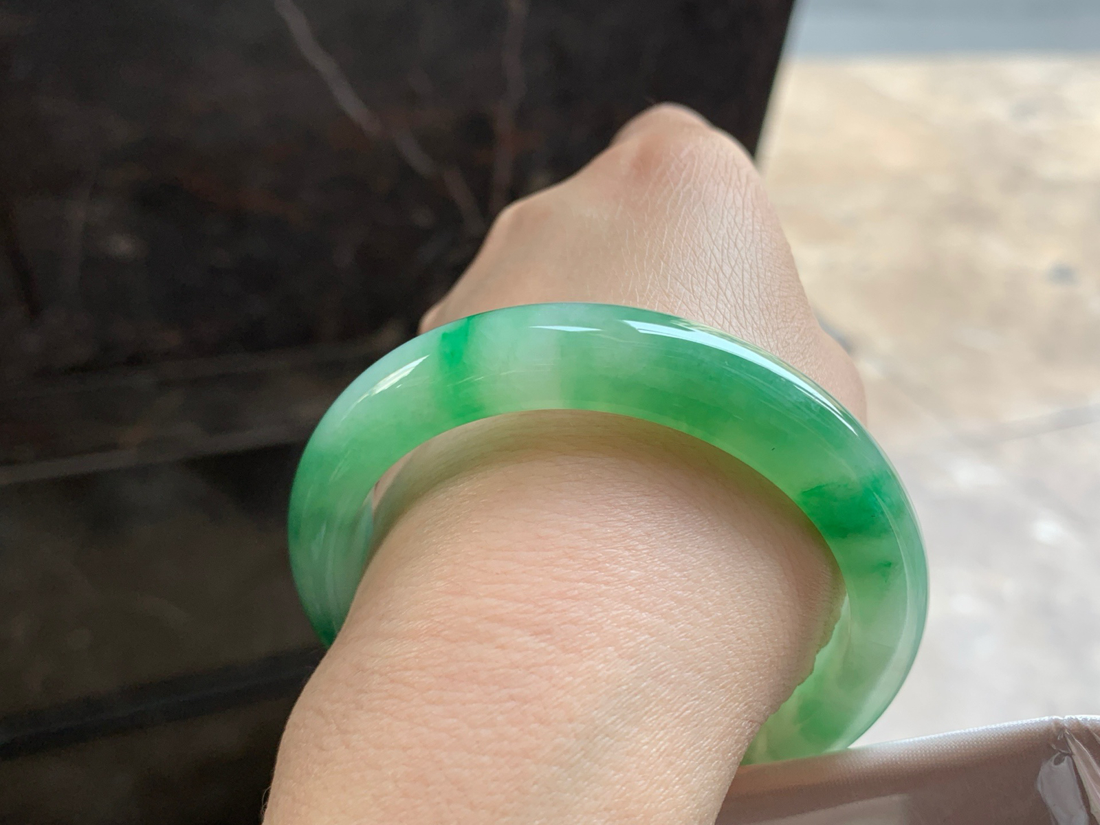 54-11.8-8.6

绿色手镯^_^鲜艳 玉质温润 起光