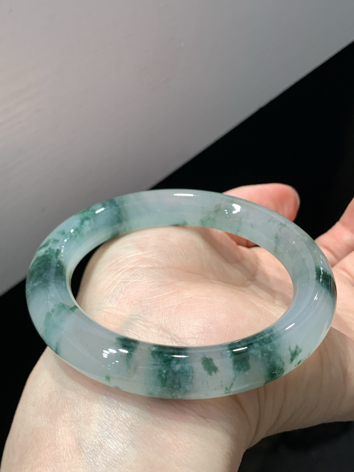 尺寸56.2/10.7，冰飘花圆条手镯
冰透水润细腻 种老