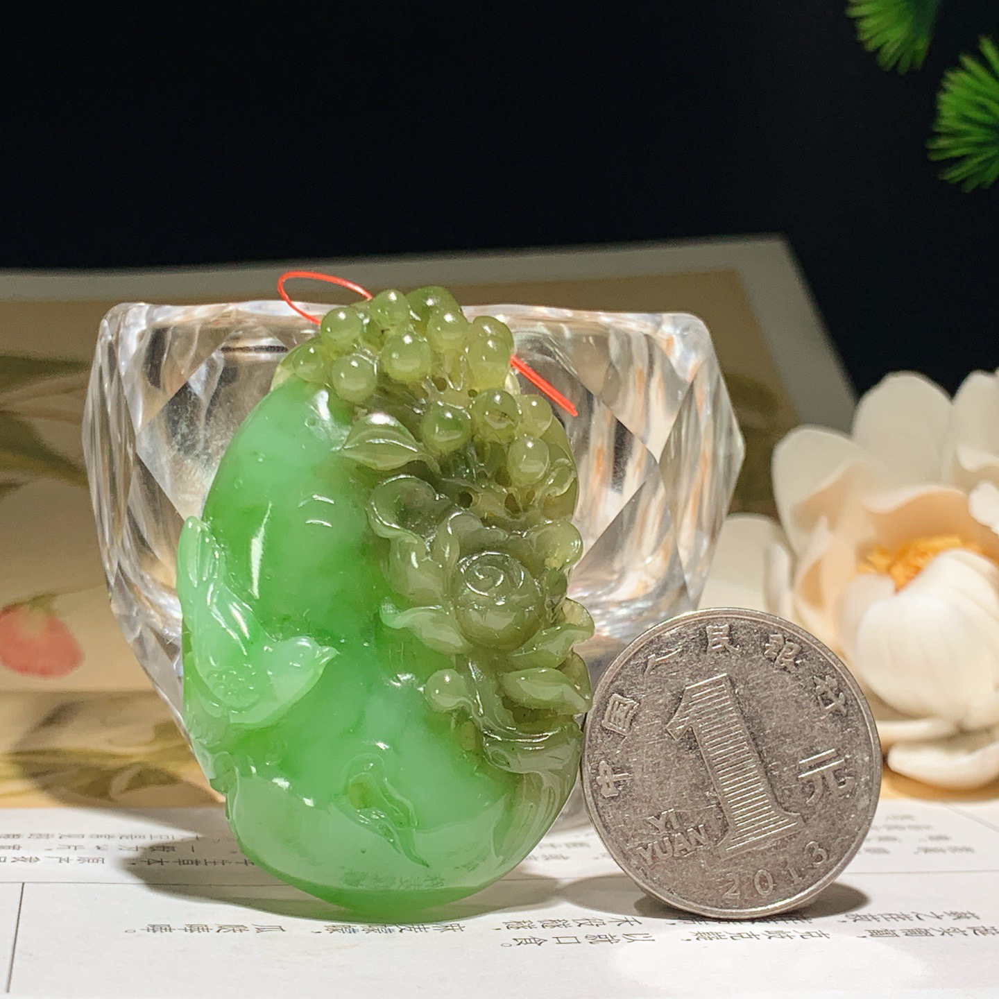 和田玉苹果绿俄罗斯碧玉花开富贵挂件 尺寸50/33/11重31.5克，玉质细腻油润 底色纯净 脂粉好，品质好！lt260330