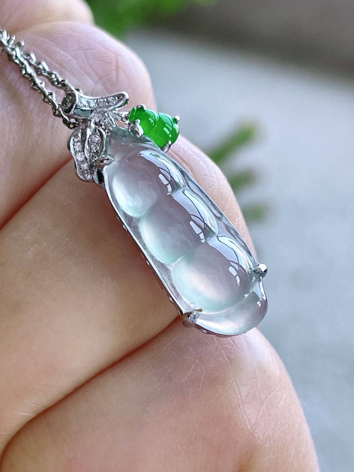 【镶嵌】高冰豆子高冰福豆吊坠  
【说明】缅料 18k金镶嵌 性价比高  
【整体】26.3-8.7-6.5
【裸石】21.2-8.7-4