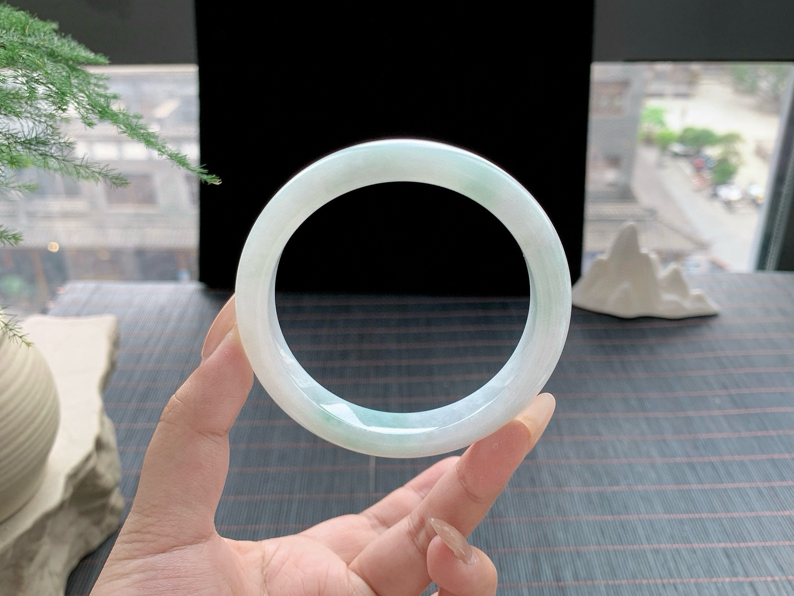 晴底飘绿
尺寸：60.5-11.9-8.6