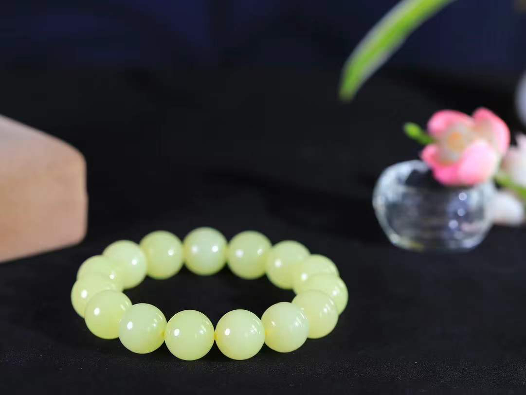 【珠圆玉润.手串】

精品️和田玉黄口珠圆玉润手串 玉质温润细腻  整串打磨圆润，佩戴舒适。珠珠落