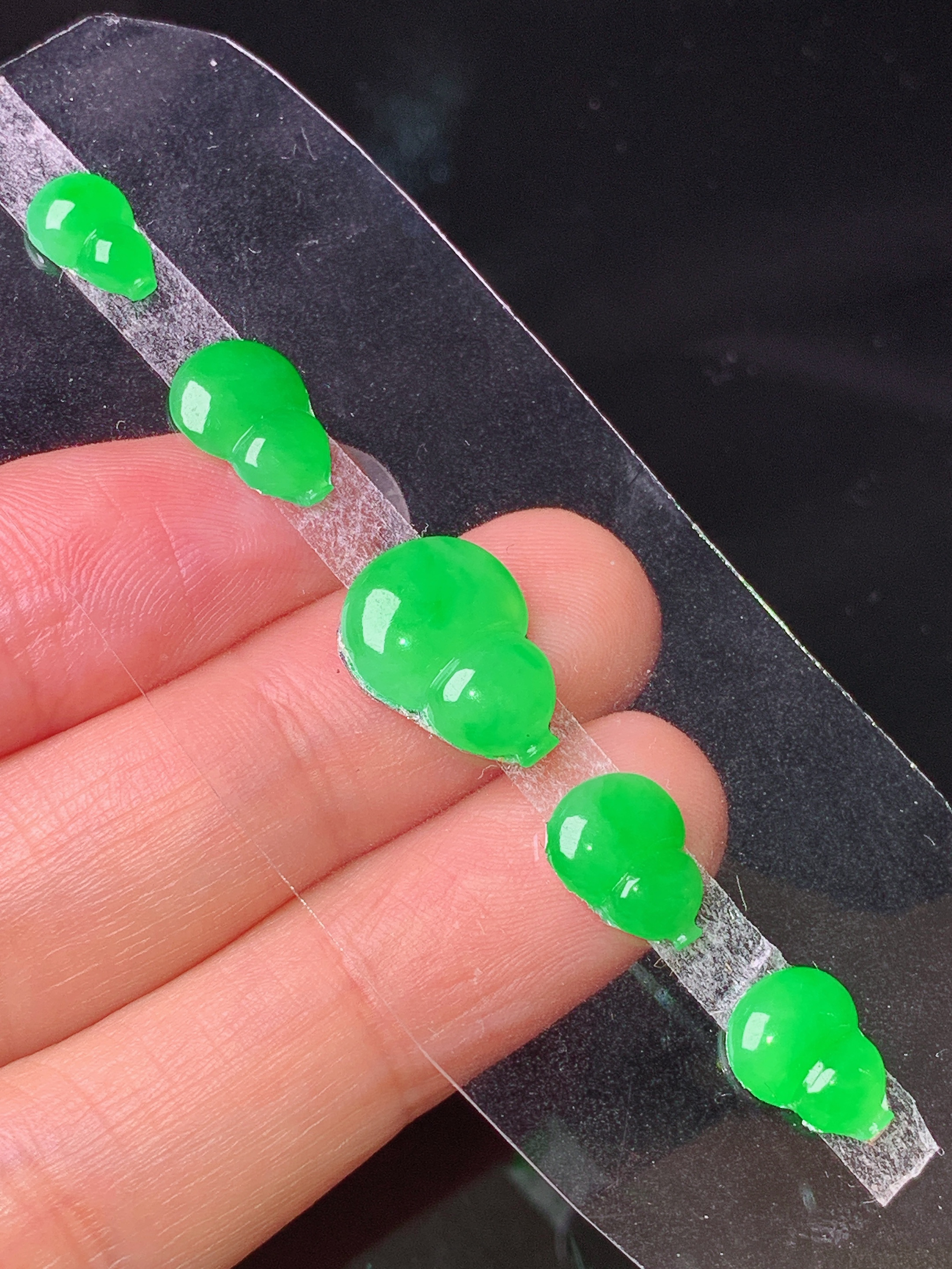 镶嵌款 翠绿葫芦一手 玉质细腻 色泽艳丽清新 水润亮眼 整体尺寸9.6*7.3*2.2m2