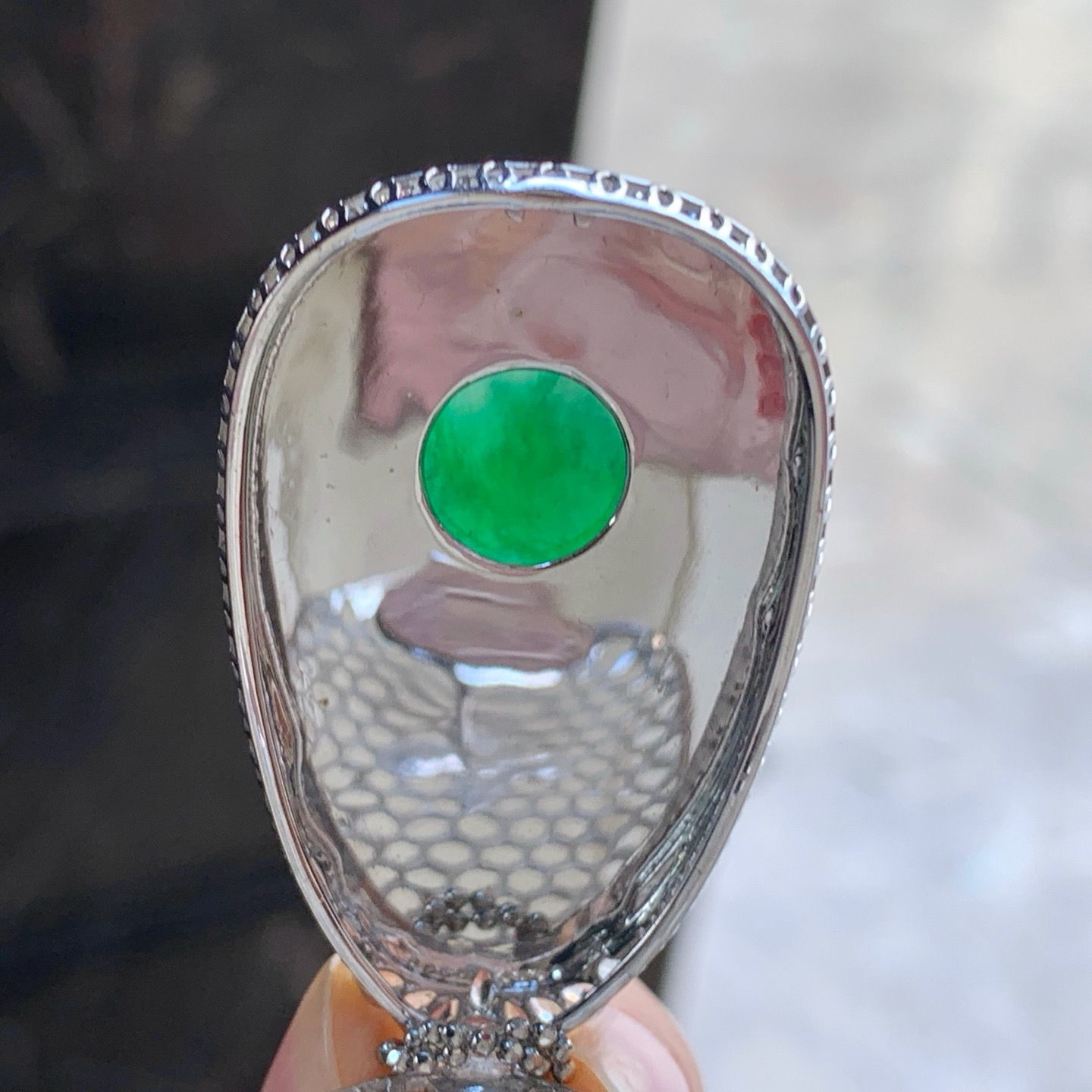 金钻镶嵌辣绿色如意^_^尺寸38.2-25.4-3 50.2-27.2-11.7mm