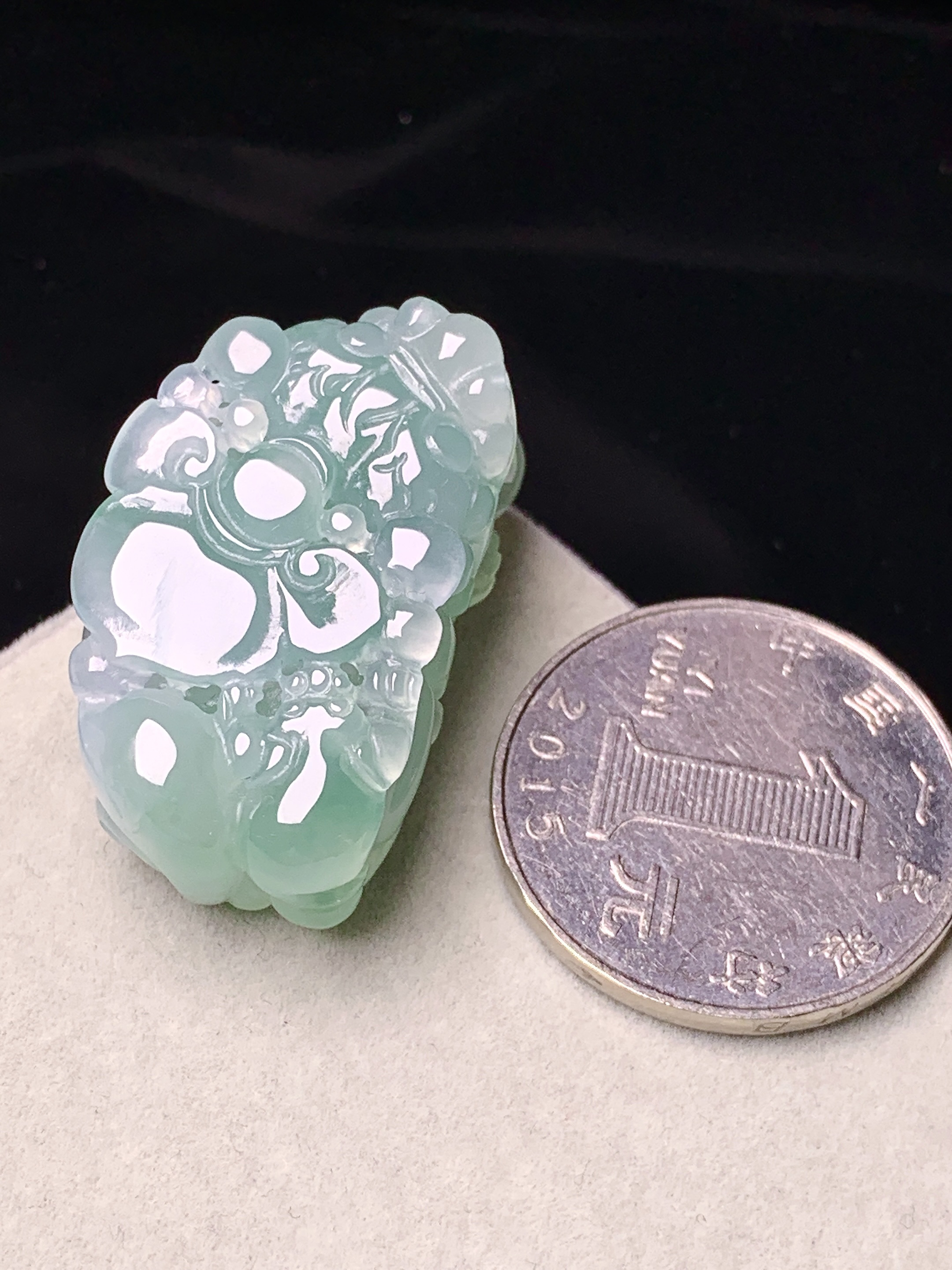 飘绿貔貅吊坠 玉质细腻 色泽艳丽清新 水润亮眼 整体尺寸32.3*18.5*12h3