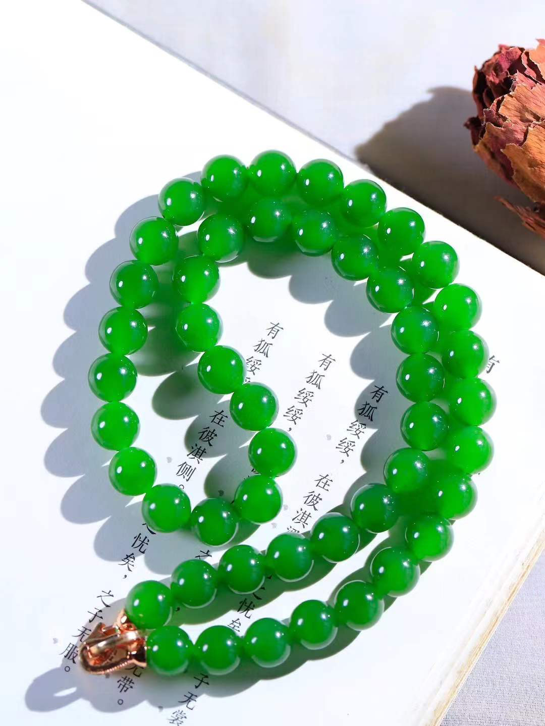 【珠圆玉润.项链】

精品和田玉碧玉珠圆玉润项链。这串碧玉项链垂落颈间，如把一汪春山绿意轻挽在身。玉色温润，每一颗圆珠都裹着圆满如意的期许，仿金扣轻缀，不事张扬却自有风骨。日常佩戴，是与草木同息的诗意，也是藏在细节里的安然与欢喜。重70.6克  尺寸取一9.8mm  21343066T