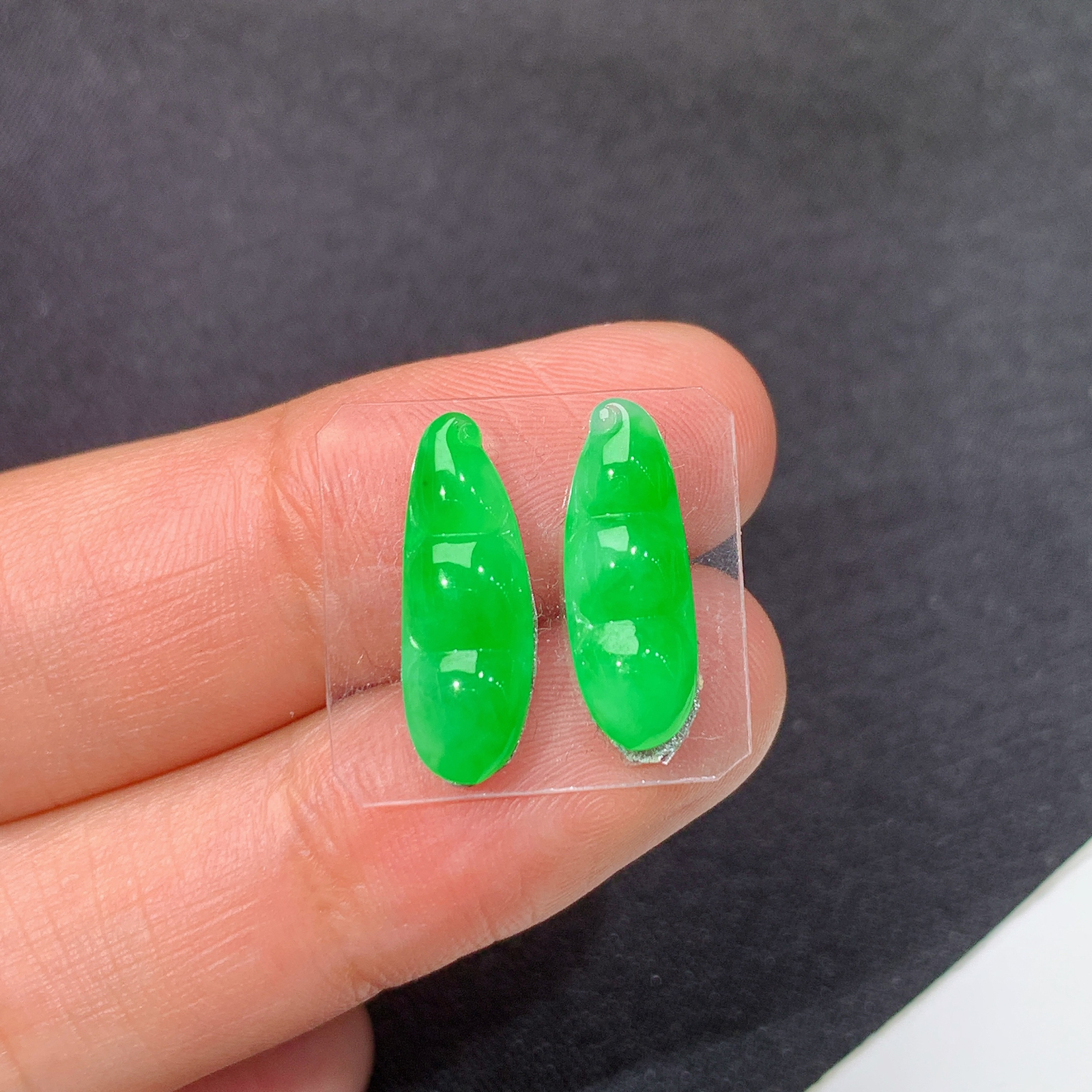 阳绿福豆一对，镶嵌佳品，冰润色阳，玉质细腻，种水足，Xg 尺寸15*4.9*3.3