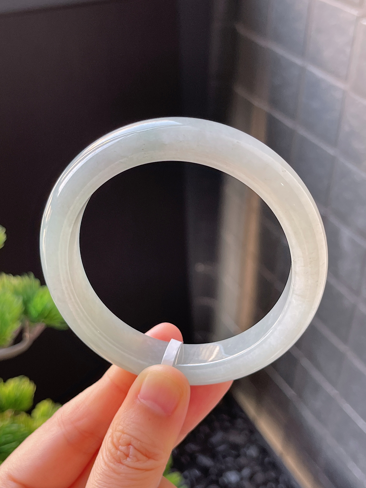 正圈56圈口，翡翠冰糯种淡绿色手镯