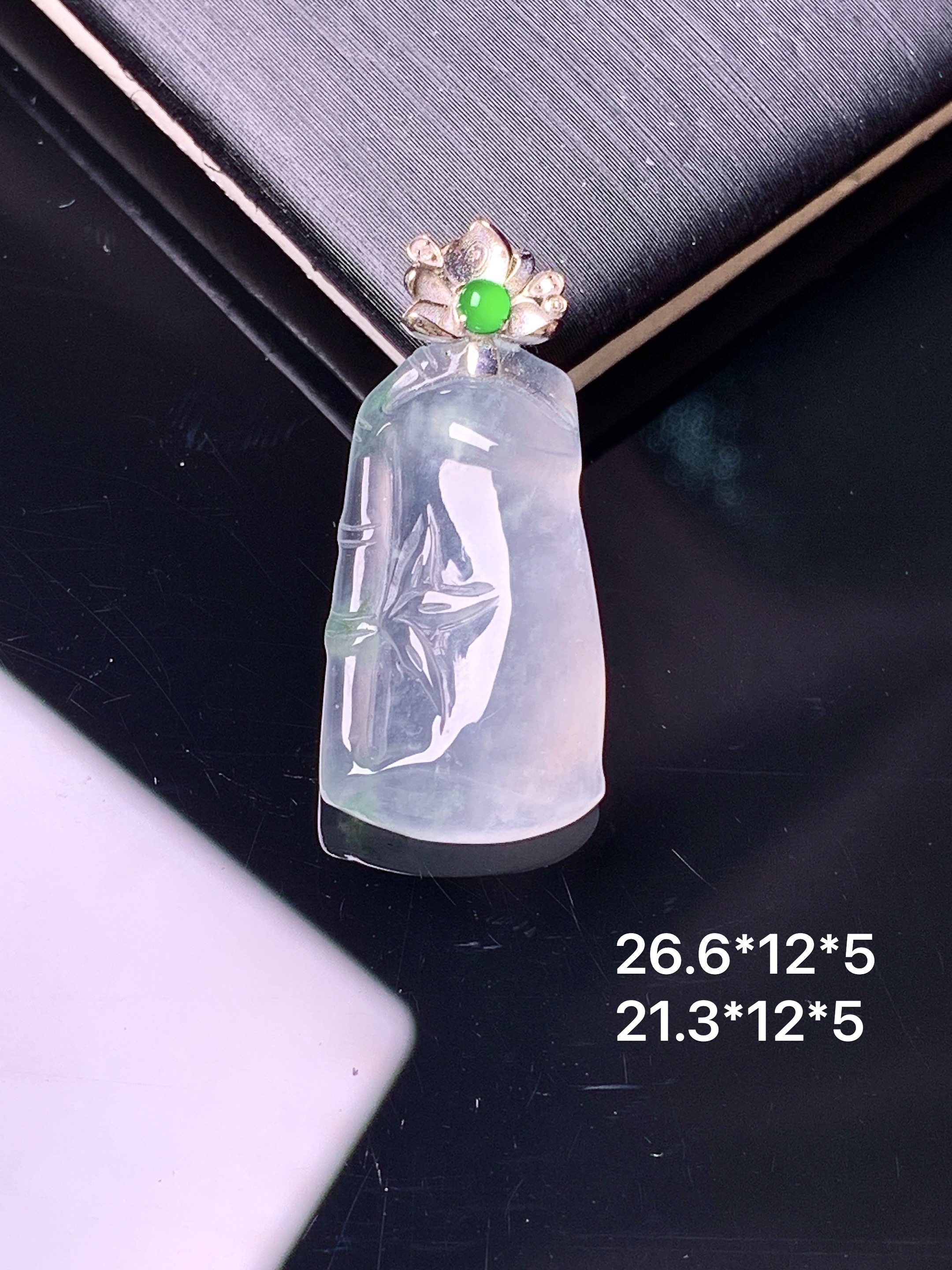 18k金镶嵌冰种竹节吊坠 玉质细腻 色泽艳丽清新 水润亮眼 整体尺寸26.6*12*5x5