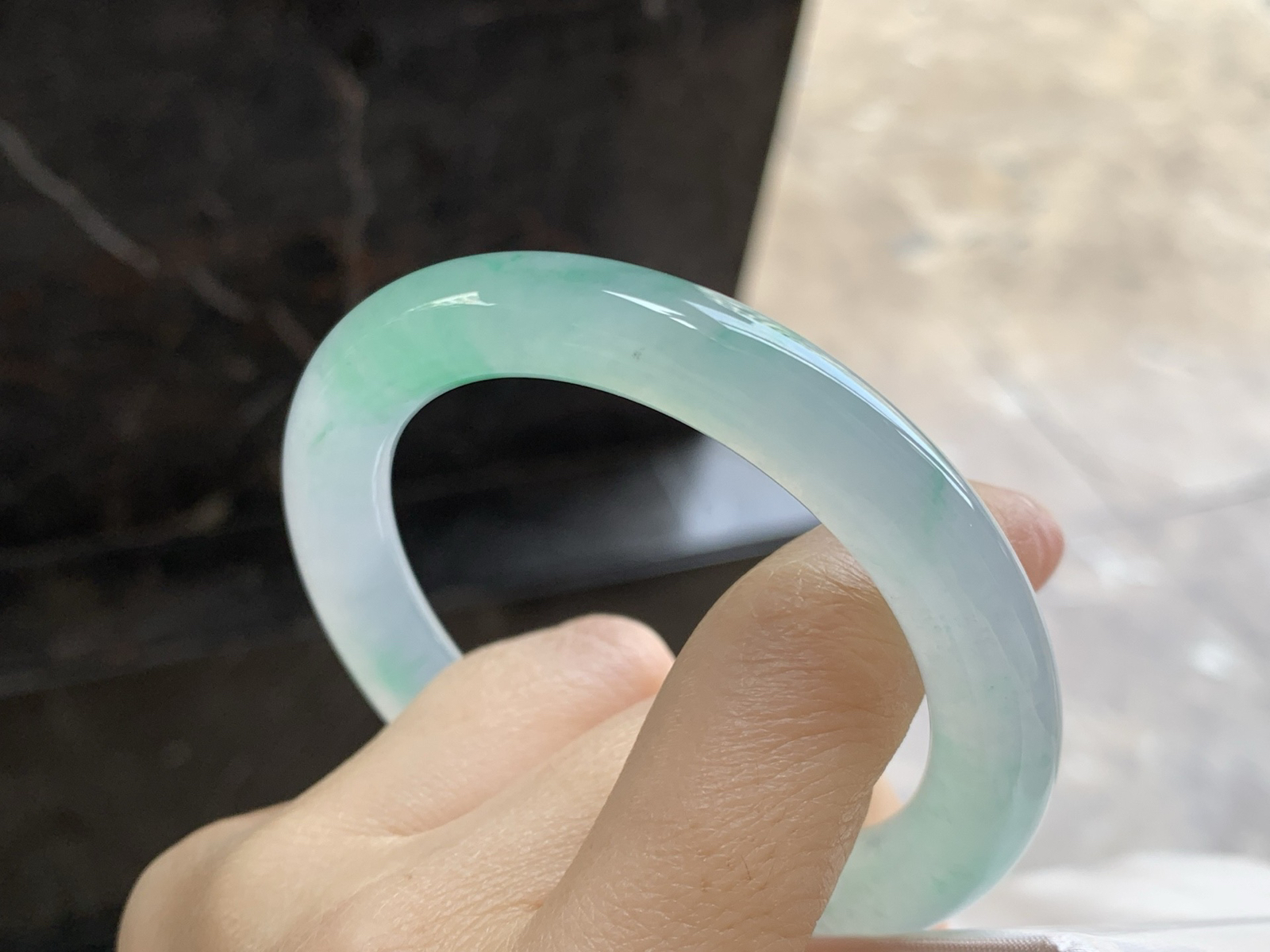 54.5-10

冰种带色圆条手镯^_^
有种有色～上手漂亮