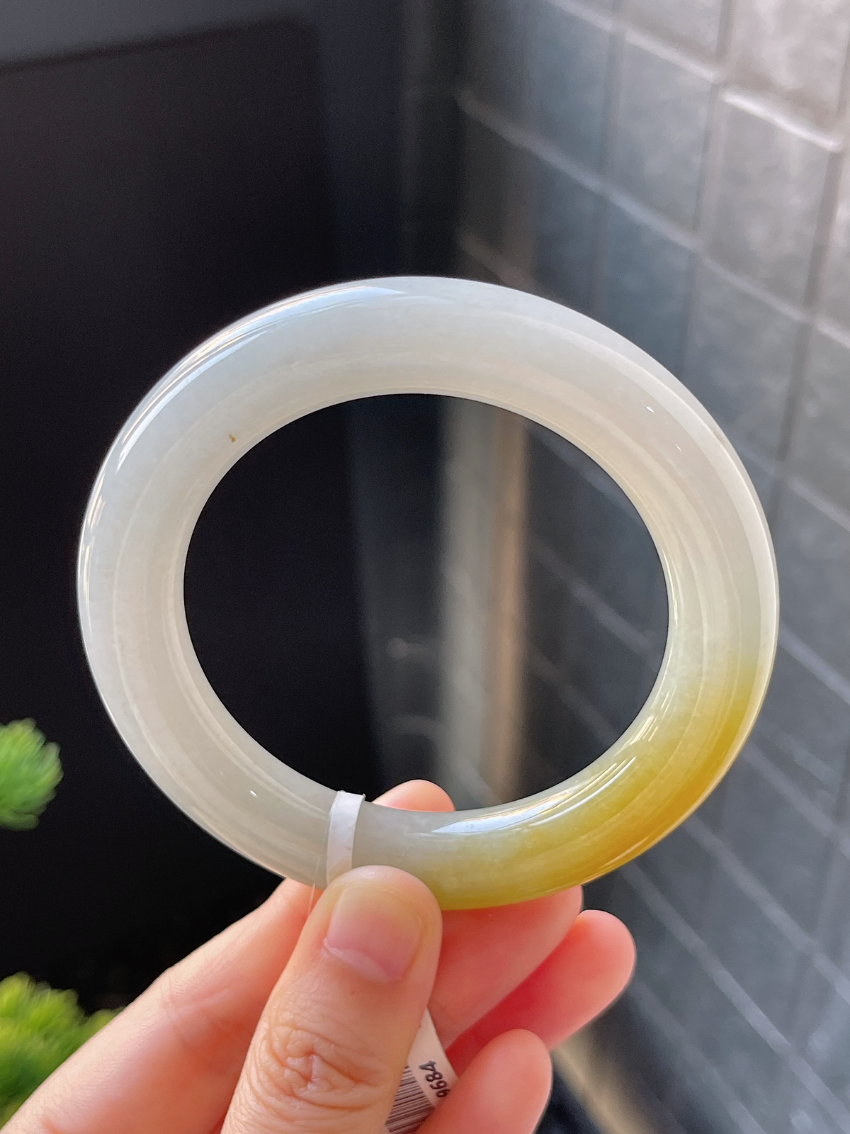 圆镯54.7圈口，翡翠冰糯种淡黄色手镯