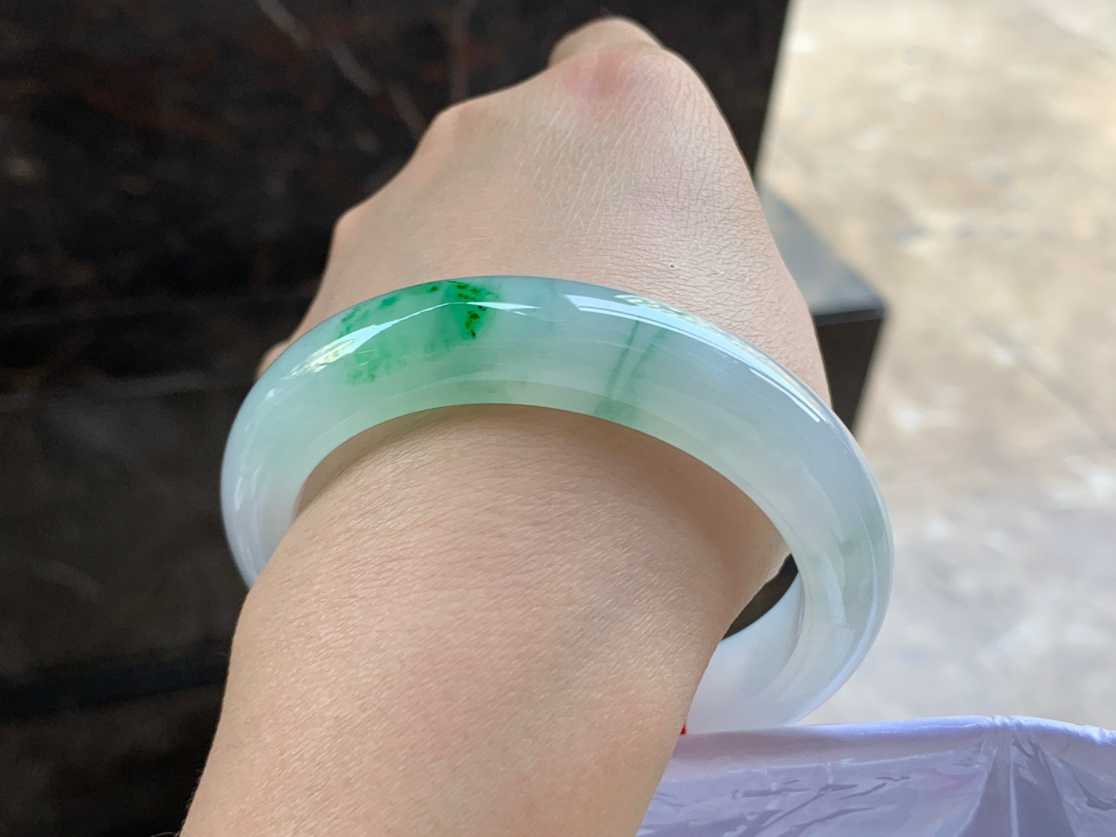 55.5-12.7-8.9

绿花圆条手镯^_^水润冰透