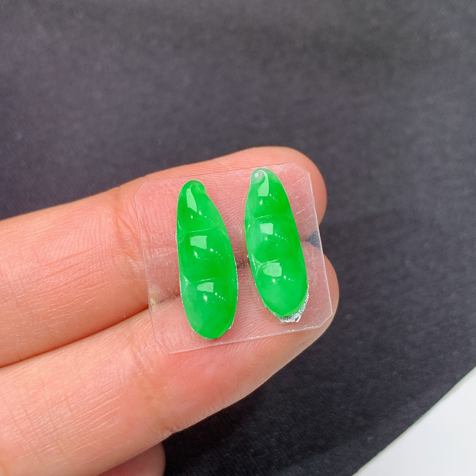 阳绿福豆一对，镶嵌佳品，冰润色阳，玉质细腻，种水足，Xg 尺寸15*4.9*3.3