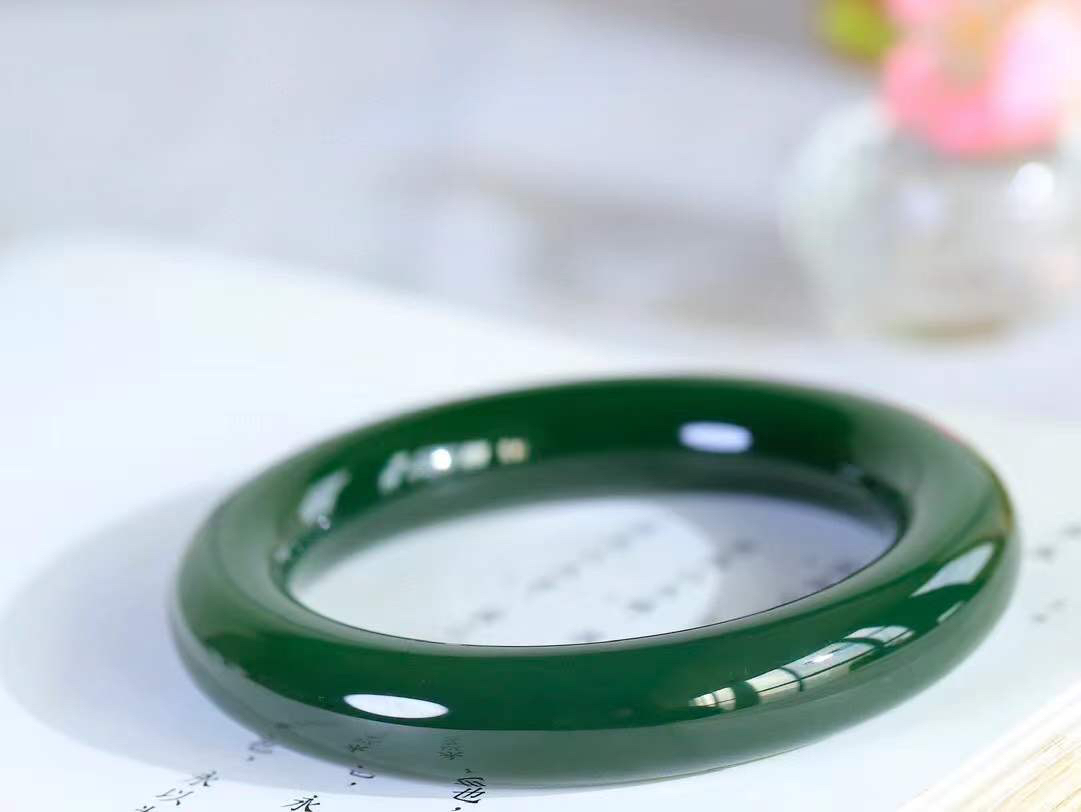 【碧波流转·手镯】

收藏级臻品️和田玉碧玉圆条手镯，玉质细腻温润，手感舒适，️线条流畅，简约大气，美自天成，佩戴于腕间，婉约之美，举手投足间透出那份低调奢华，醉人心扉。
重83.5克 内径圈口56.5mm  尺寸12.6-12.5mm  FDT-11303133