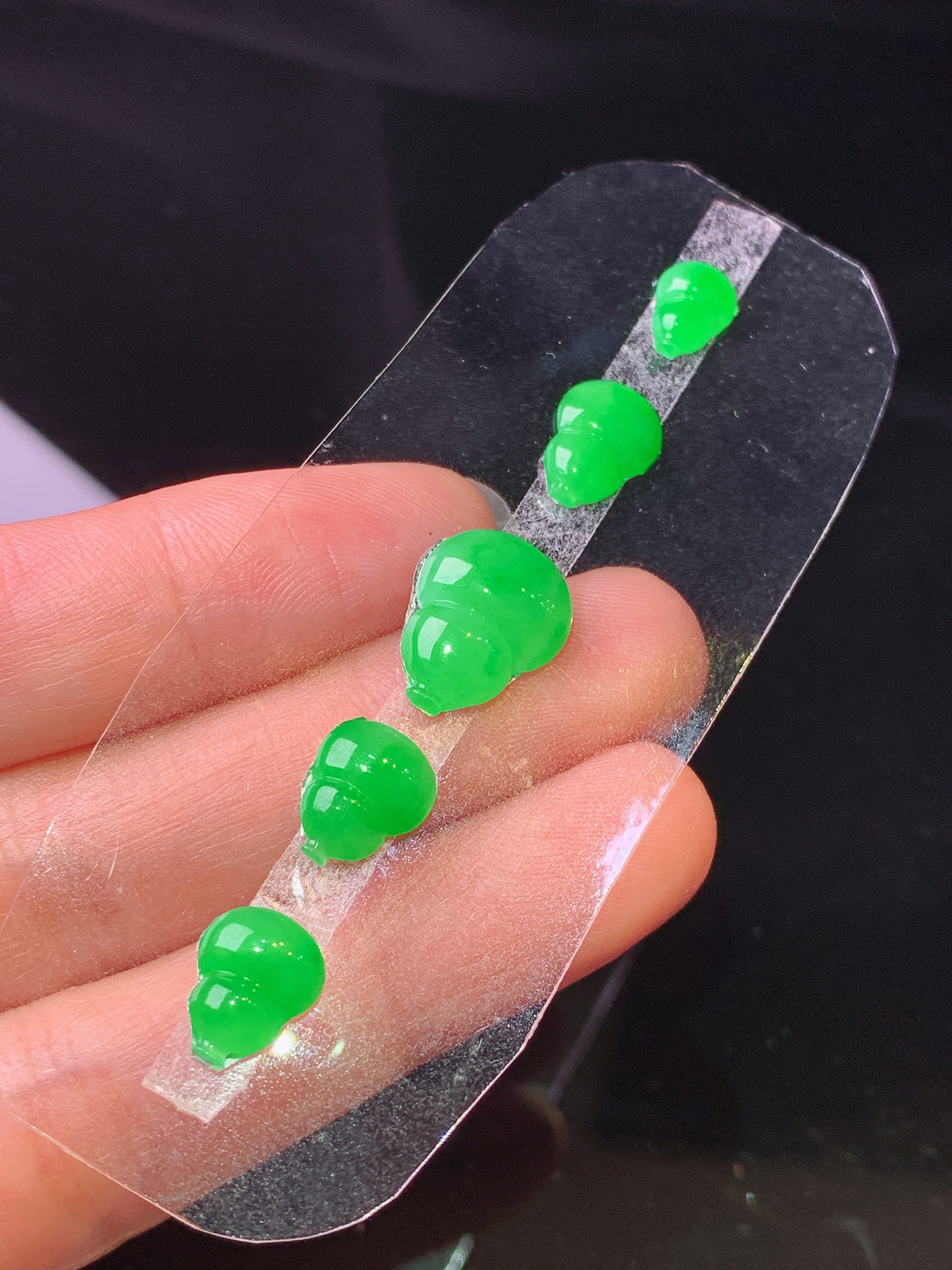 镶嵌款 翠绿葫芦一手 玉质细腻 色泽艳丽清新 水润亮眼 整体尺寸9.6*7.3*2.2m2