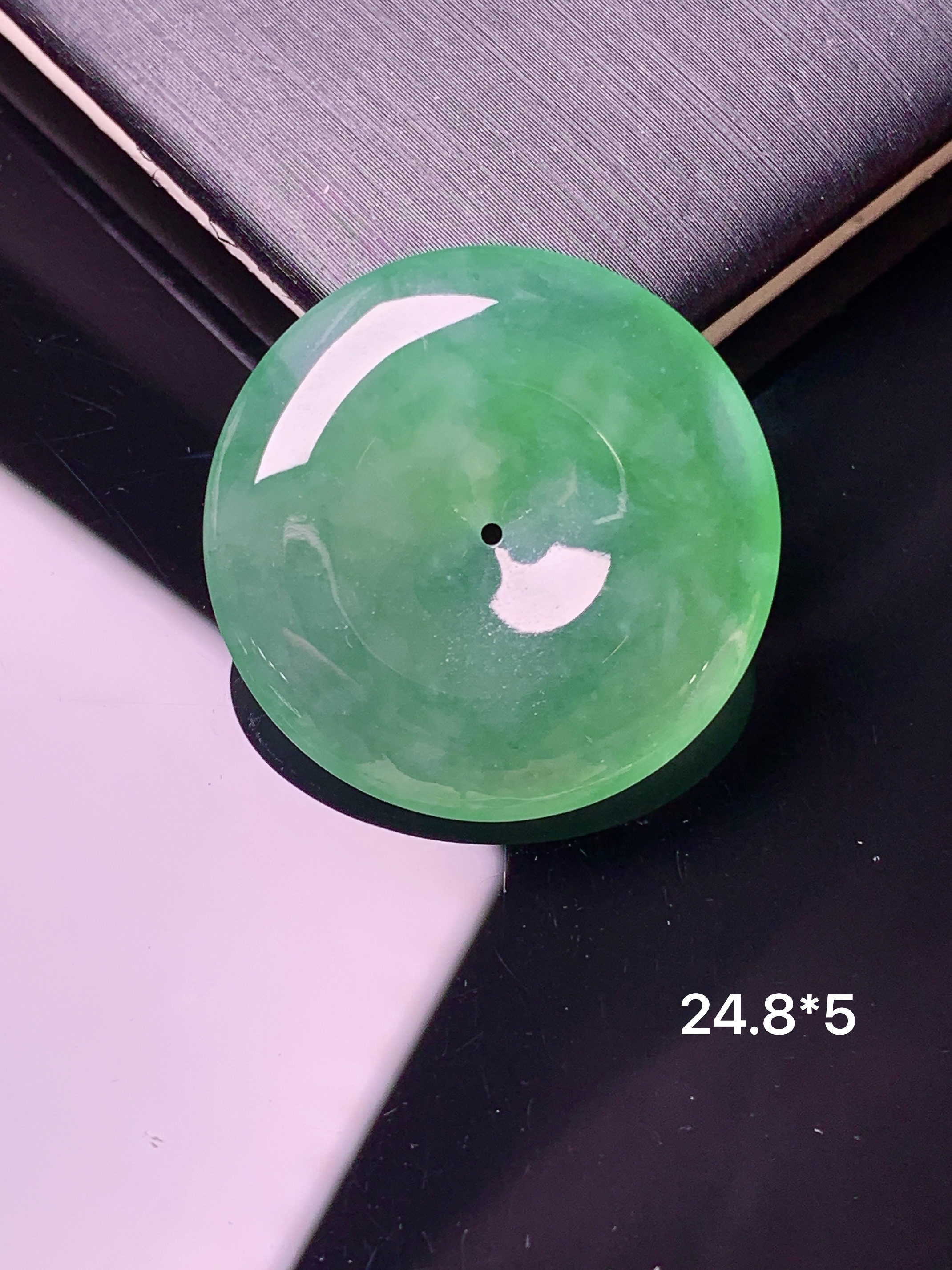 翠绿平安扣吊坠 玉质细腻 色泽艳丽清新 水润亮眼 整体尺寸24.8*3h3