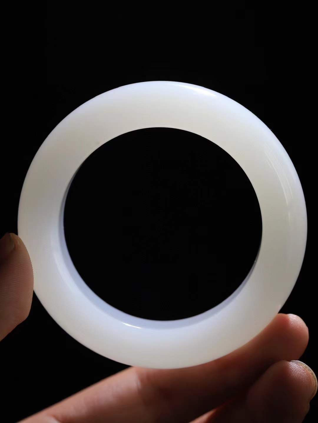 【情有独钟.手镯】

收藏级臻品和田玉白玉手镯 玉质温润细腻 油性十足 手感舒适，高华雅逸，线条流畅，简约大气，美自天成，素雅高贵。佩戴于腕间，婉约之美，举手投足间透出那低调奢华。重91.2克 内径51.5mm 尺寸16-11.2mm   FDT-79353195