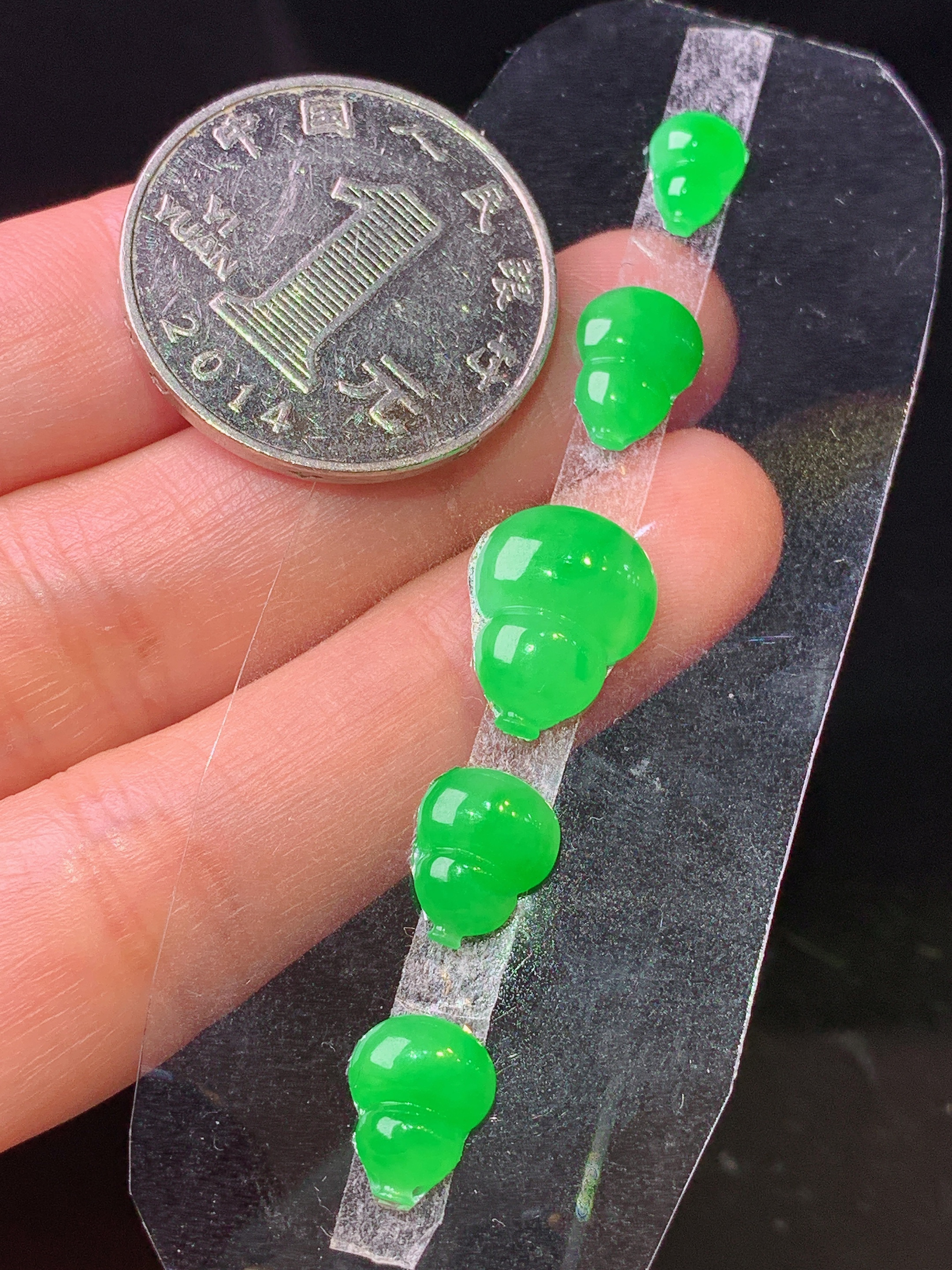 镶嵌款 翠绿葫芦一手 玉质细腻 色泽艳丽清新 水润亮眼 整体尺寸9.6*7.3*2.2m2