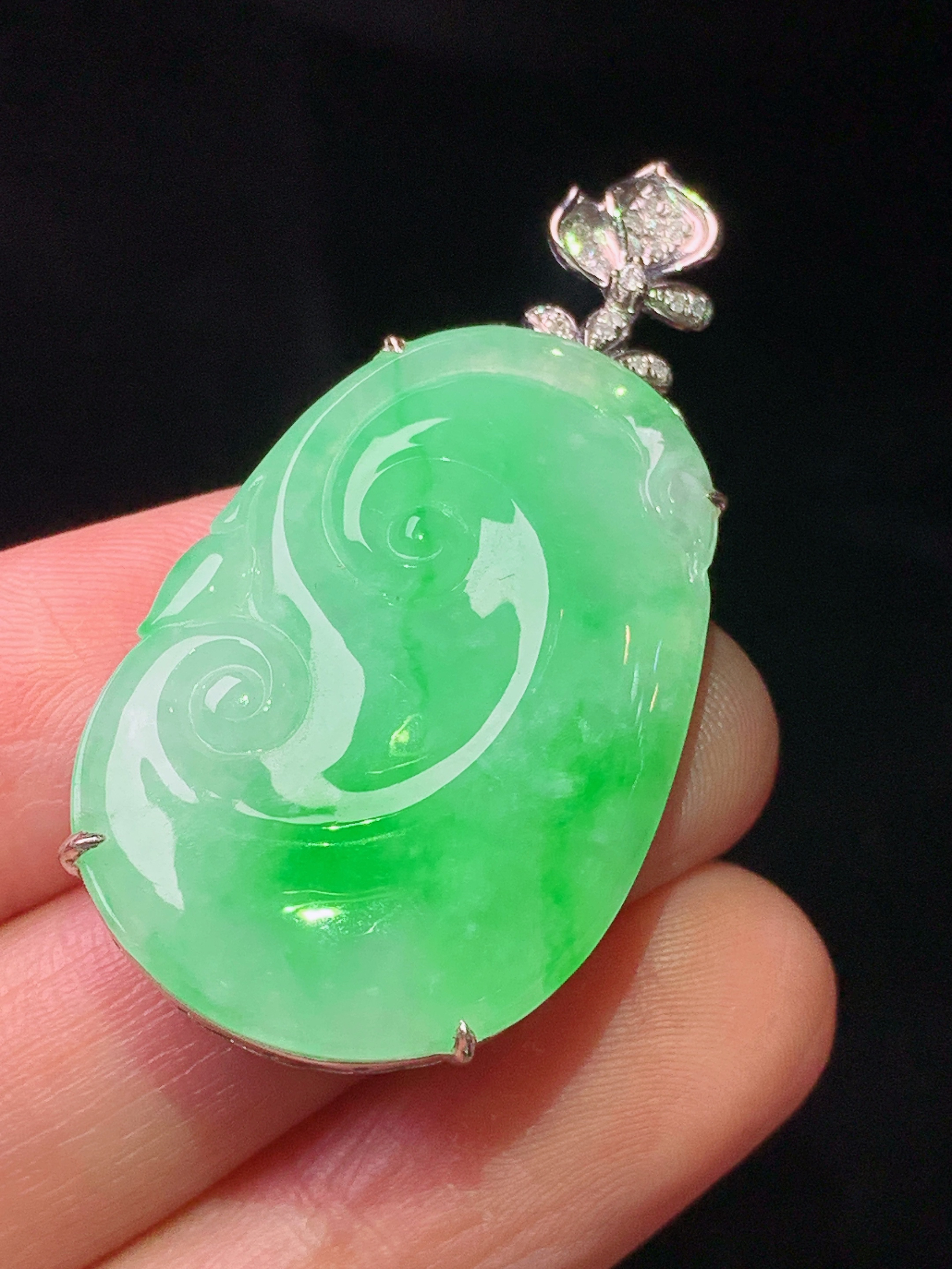 18k金钻镶嵌翠绿如意吊坠 玉质细腻 色泽艳丽清新 水润亮眼 整体尺寸42.5*22.5*6yz